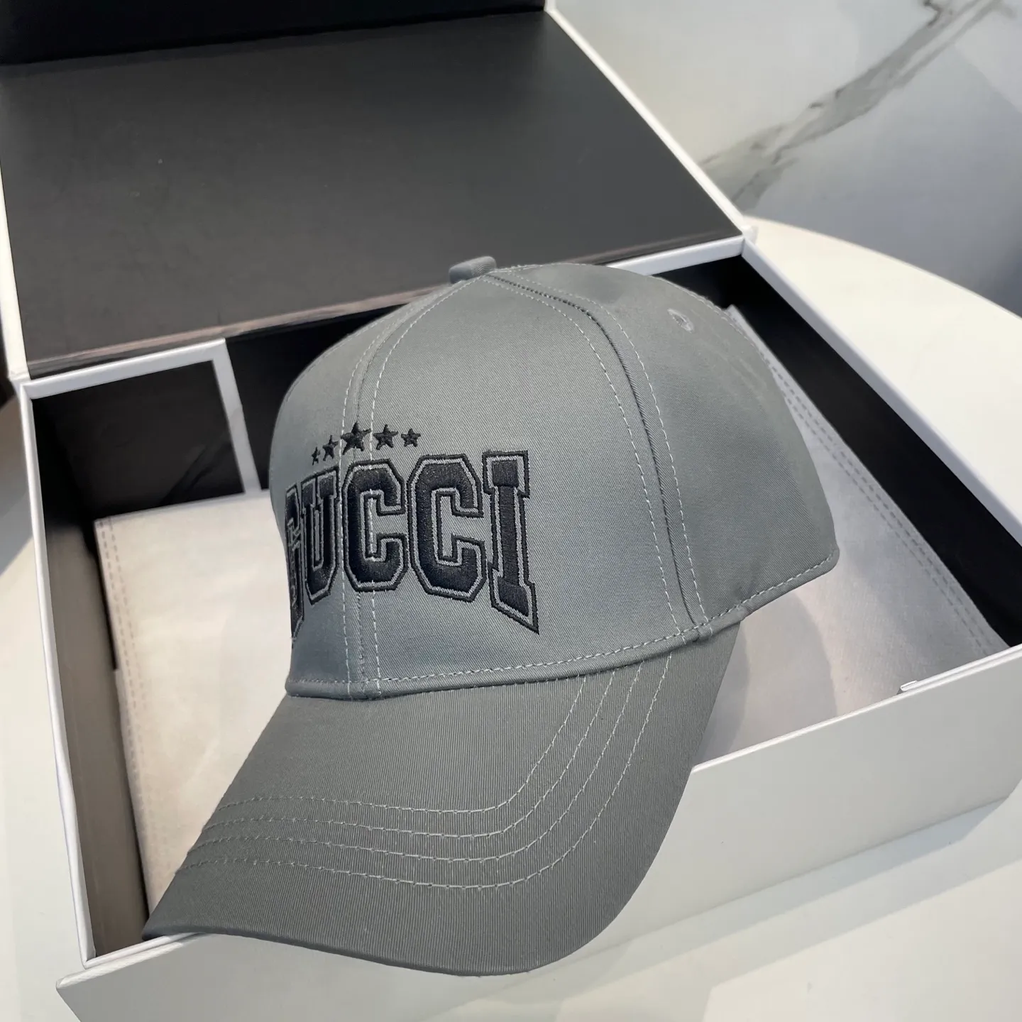 P66 original quality GUCCI Gucci Baseball Cap🧢Official website new product Gucci Baseball Cap🧢is coming soon. The craftsmanship is very exquisite, high-end and classy! Low-key luxury, easy to carry! Running volume!