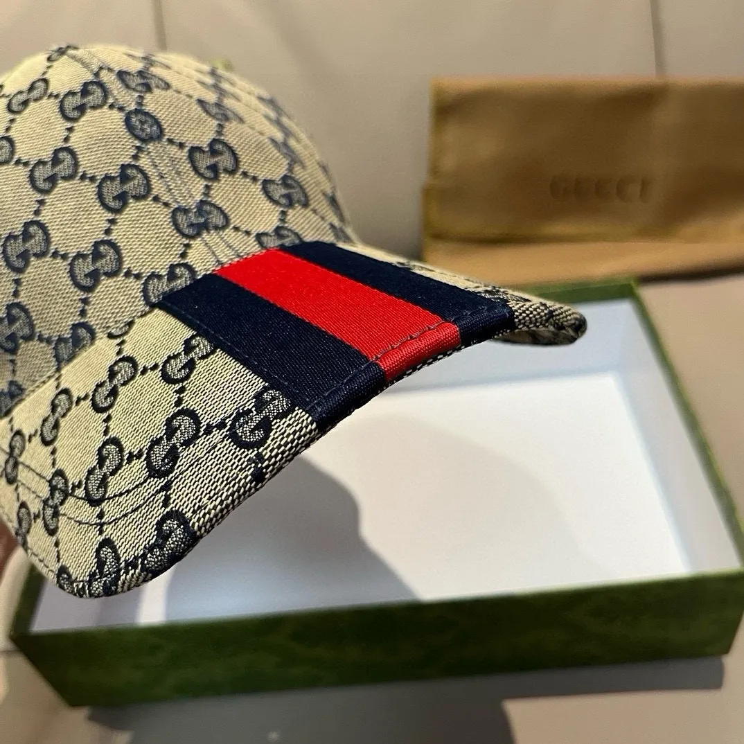 P90 new model is shipped! , Gucci (Gucci) latest original baseball cap, wide webbing. 1:1 mold opening and customization at the counter, the highest version, original canvas fabric + first-layer cowhide, light and breathable! Photographed in real life, suitable for men and women in all seasons, basic head circumference 56cm, adjustable patches.