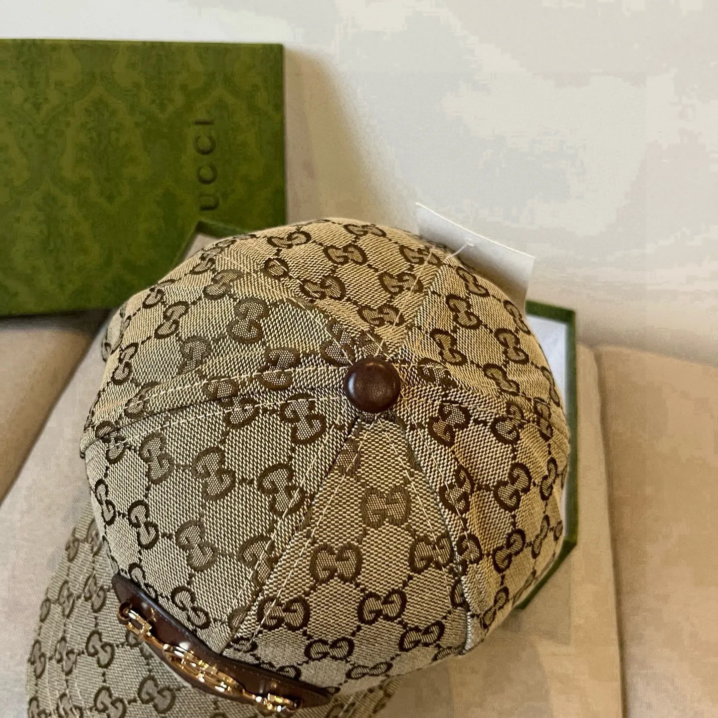 P60 Gucci Baseball Cap♥️GUCCI🧢New product from the official website, baseball cap, original quality, very popular 🔥🎩 The craftsmanship is very exquisite, high-end and classy! Low-key luxury, easy to carry! Running volume!