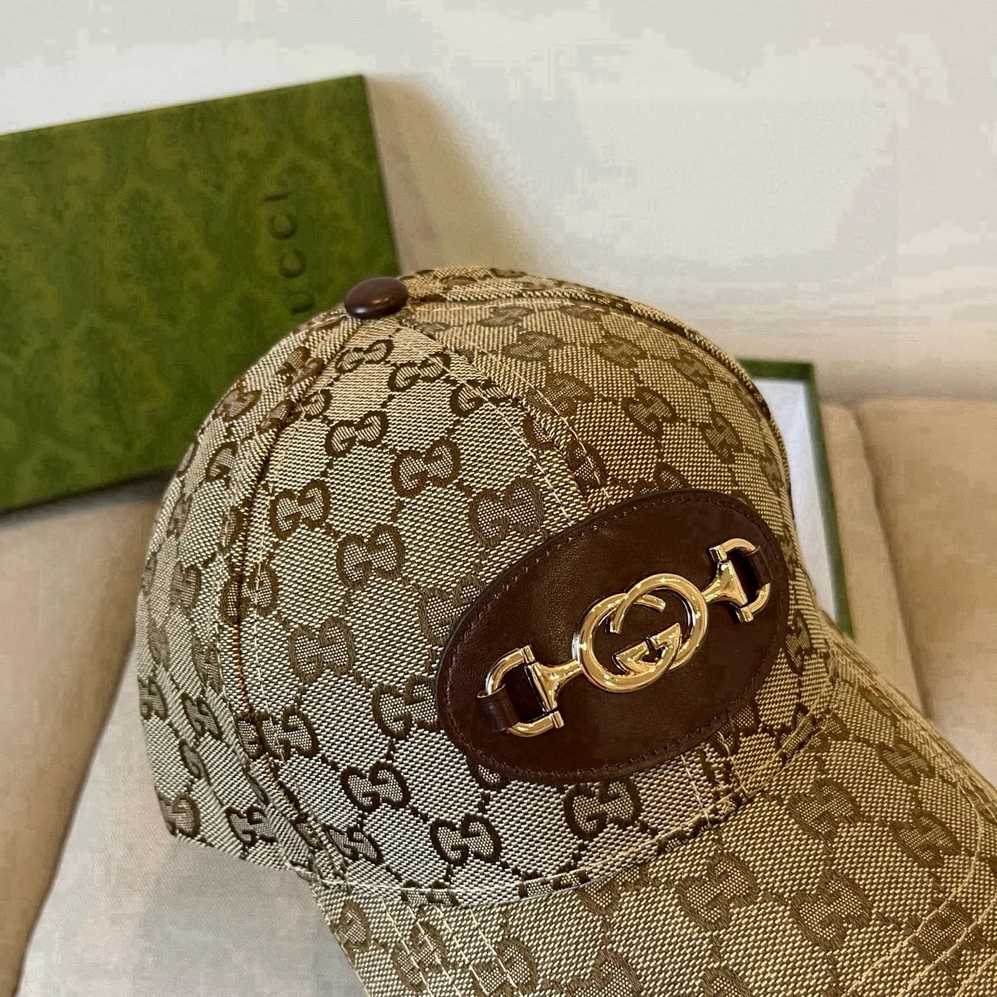 P60 Gucci Baseball Cap♥️GUCCI🧢New product from the official website, baseball cap, original quality, very popular 🔥🎩 The craftsmanship is very exquisite, high-end and classy! Low-key luxury, easy to carry! Running volume!