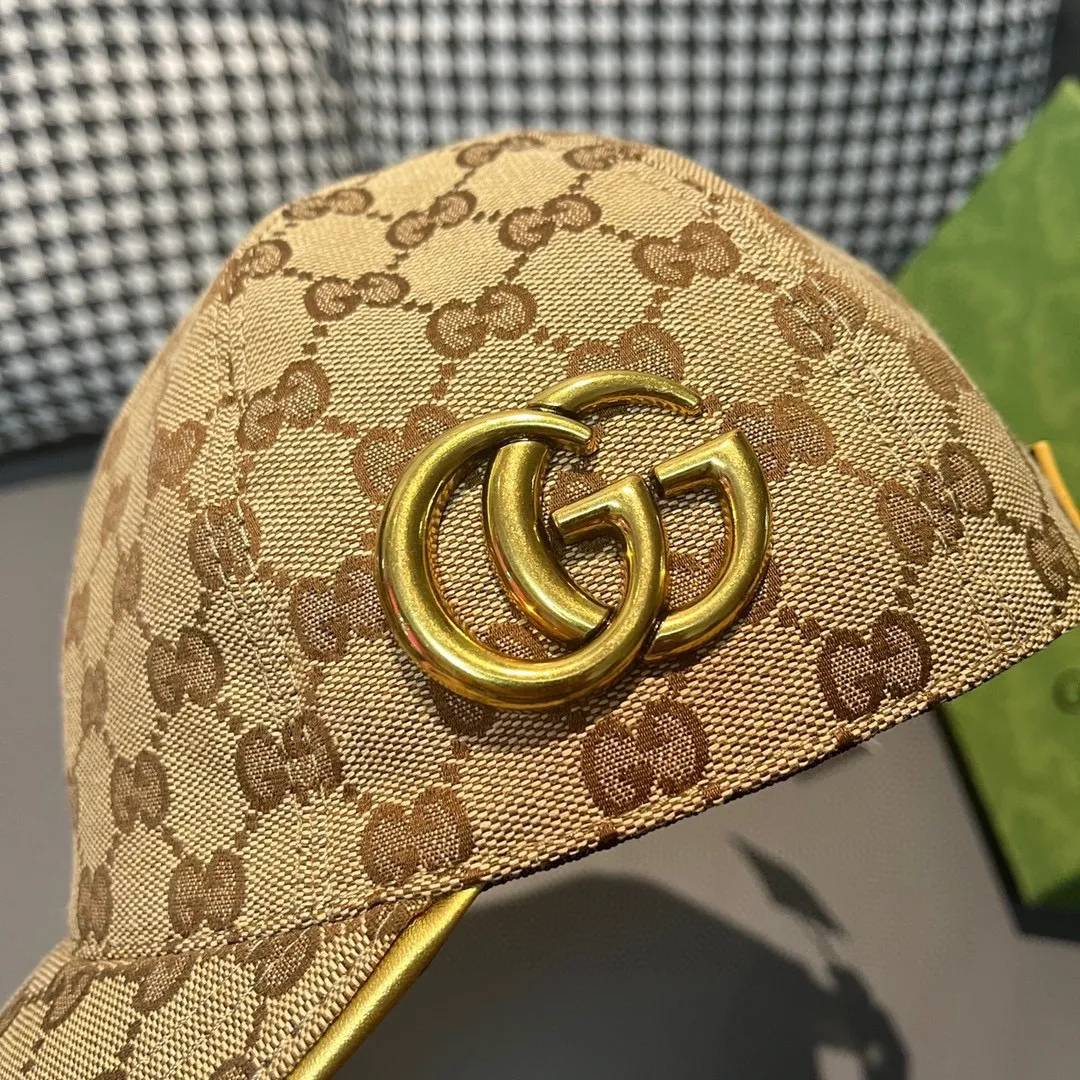 🉐️90 Comes with a packaging bag, Gucci's new original baseball cap, metal double G, the latest model at the counter, 1:1 custom molding, genuine molding hardware, original canvas fabric + first-layer cowhide, original quality! The quality is great, the basic head circumference is 56cm, and the patch is adjustable.