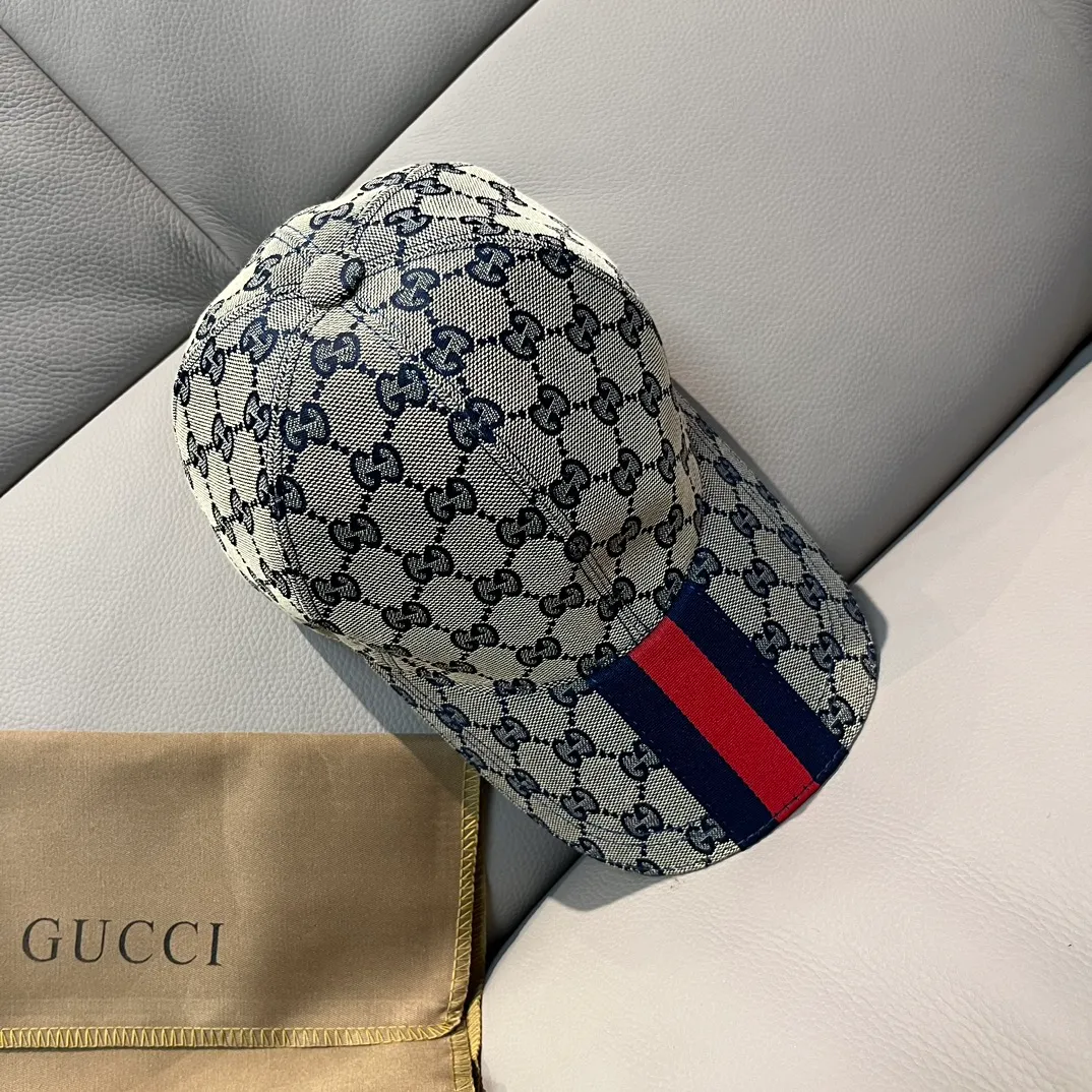 New model shipped! P90, the latest original baseball cap from Gucci, with wide webbing. 1:1 mold opening and customization at the counter, the highest version, original canvas fabric + first-layer cowhide, light and breathable! Photographed in real life, suitable for men and women in all seasons, basic head circumference 56cm, adjustable patches.