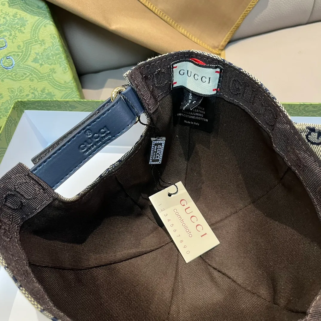 New model shipped! P90, the latest original baseball cap from Gucci, with wide webbing. 1:1 mold opening and customization at the counter, the highest version, original canvas fabric + first-layer cowhide, light and breathable! Photographed in real life, suitable for men and women in all seasons, basic head circumference 56cm, adjustable patches.