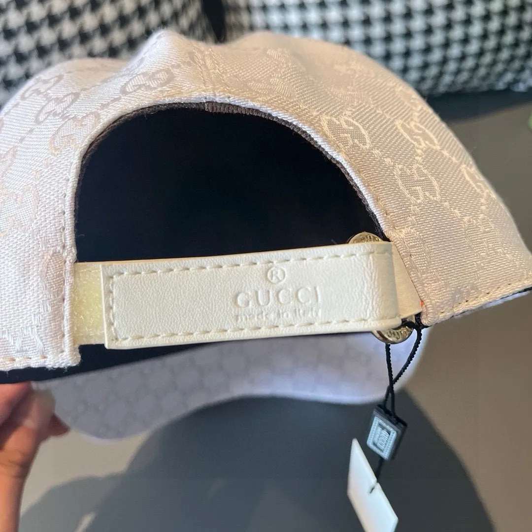 Batch 90 NY&Gucci (Gucci) cooperation baseball cap, the latest model in the counter, NY embroidery, 1:1 mold customization, original breathable sail fabric + first layer of cowhide, perfect details, original quality, exclusive physical shooting, suitable for men and women.  , 3 colors are in stock at the counter!