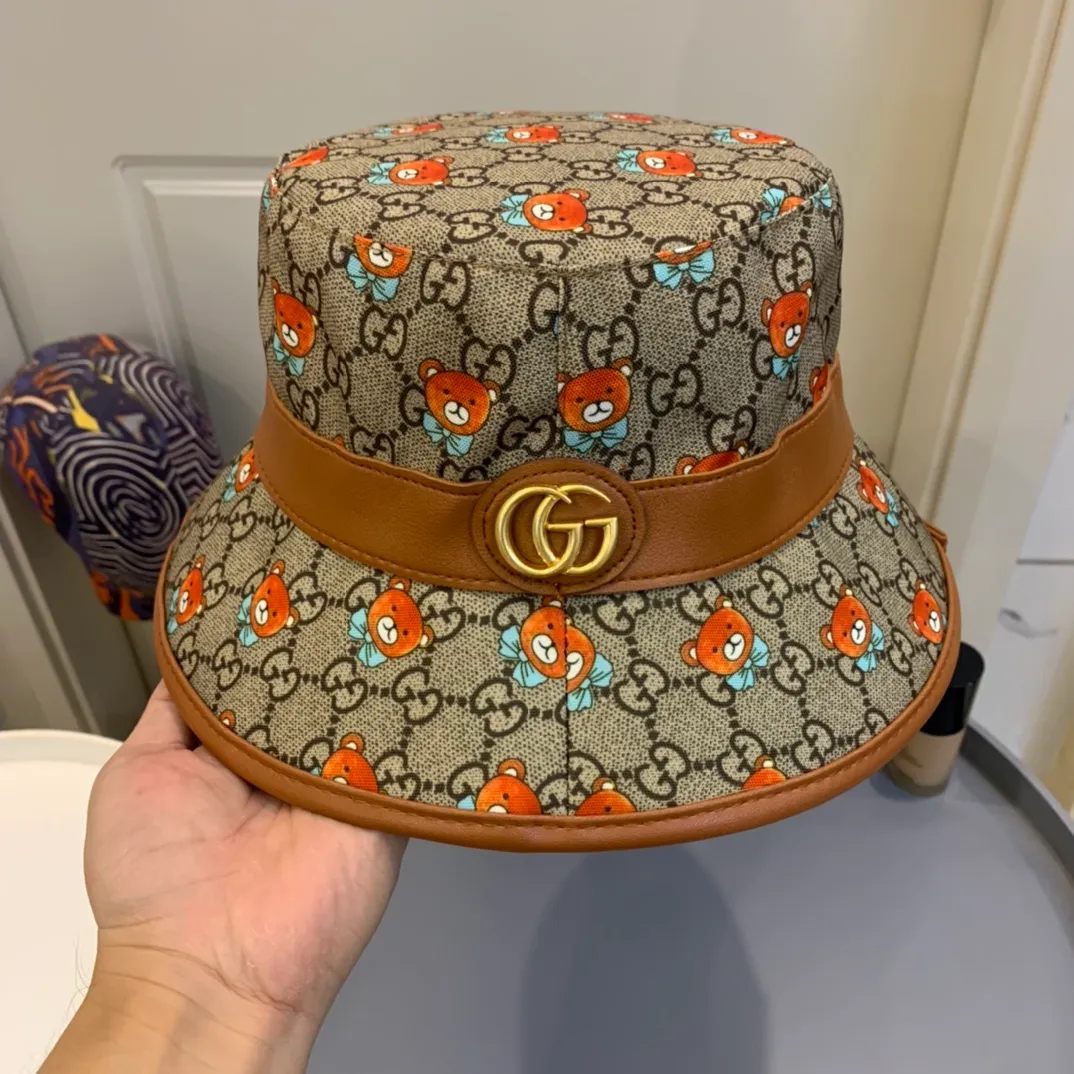 P80 Gucci limited edition bucket hat 2021Gucci launches the "limited edition" GGUCCI spring and summer series. The colors are really all in the color series~ I feel that the quality and style are good. I have never tried this color before, and I feel that I can hold it since summer is coming. Buy one and wear it for fun. Waiting for Gucci’s 100th anniversary, I think everyone should buy it