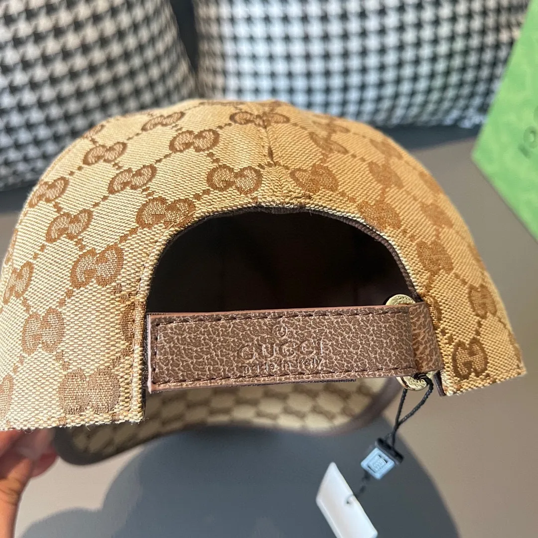 Batch 90, Gucci (Gucci) new original baseball cap, metal double G, the latest model at the counter, 1:1 mold customization, genuine mold hardware, original canvas fabric + first layer of cowhide, original quality! The quality is great, the basic head circumference is 56cm, and the patch is adjustable.