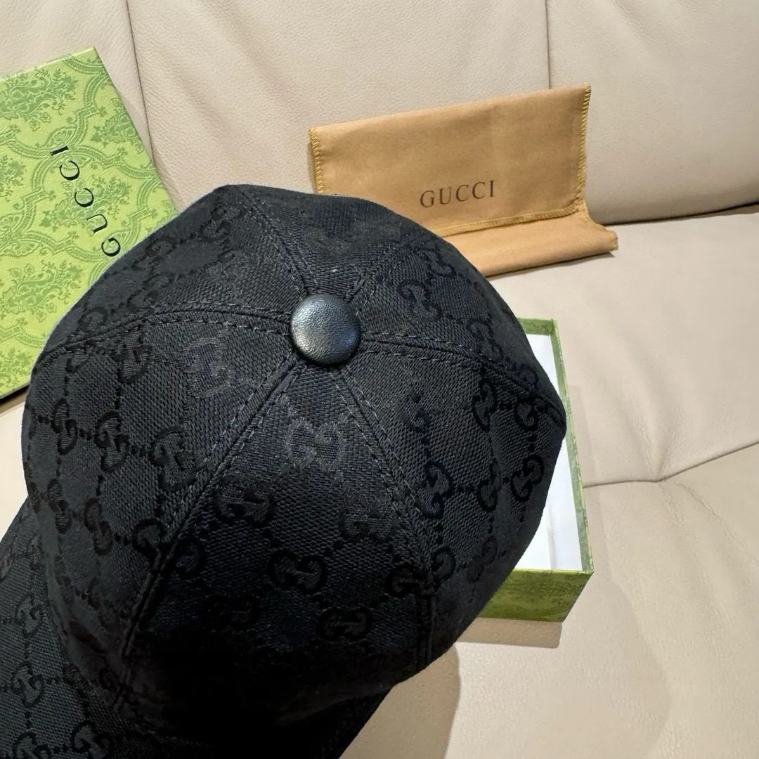 p90, Gucci's new original baseball cap, embroidered python, 1:1 mold customization, heavy embroidery, delicate and luxurious, details comparable to those at the counters, original canvas fabric + first-layer cowhide, pure cotton lining, great quality! The first choice for handsome men and beautiful women, fashionable and versatile. Basic head circumference 56, adjustable patch