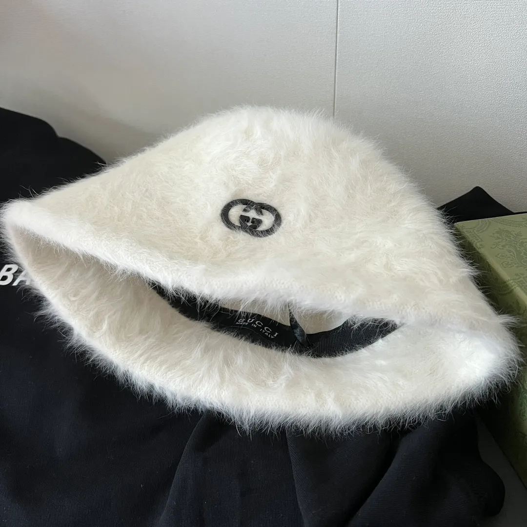 P76 Recently planted 🌿Gucci furry bucket hat🪣Bucket hat, super popular series, first-class hat shape👍 The face-covering artifact is so Korean model style, suitable for matching with various retro British styles! Very easy to match! Love it so much❤️