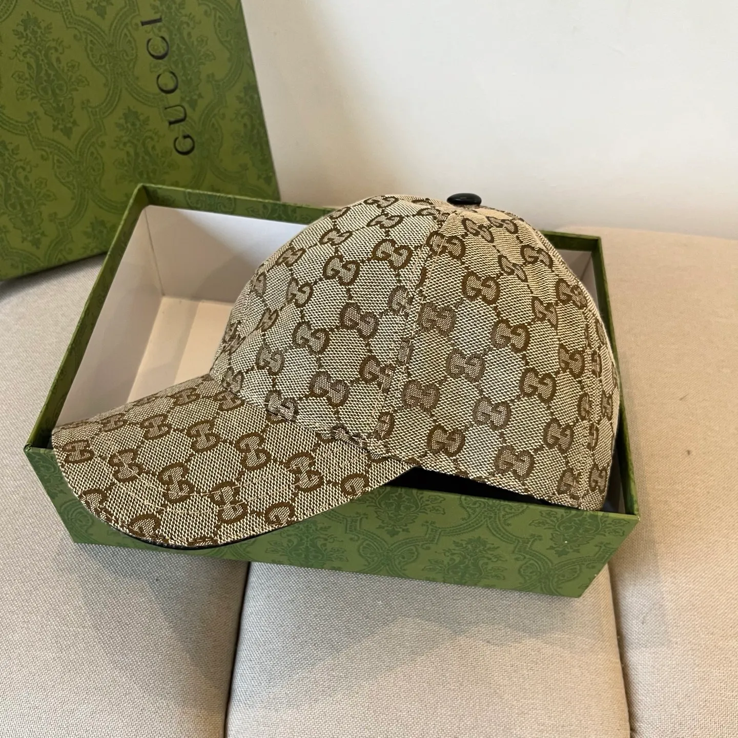 P60 Gucci Baseball Cap♥️GUCCI🧢New product from the official website, baseball cap, original quality, very popular 🔥🎩 The craftsmanship is very exquisite, high-end and classy! Low-key luxury, easy to carry! Running volume!