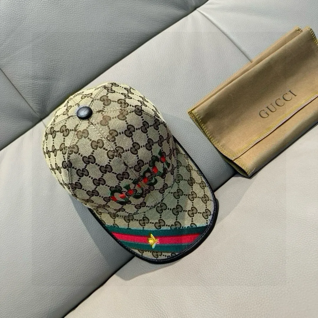 P90, Gucci's new original baseball cap, 1:1 mold customization, heavy embroidery, details comparable to those at counters, original canvas fabric + first-layer cowhide, great quality! The first choice for handsome men and beautiful women, fashionable and versatile. The basic head circumference is 56cm, and the patch is adjustable.