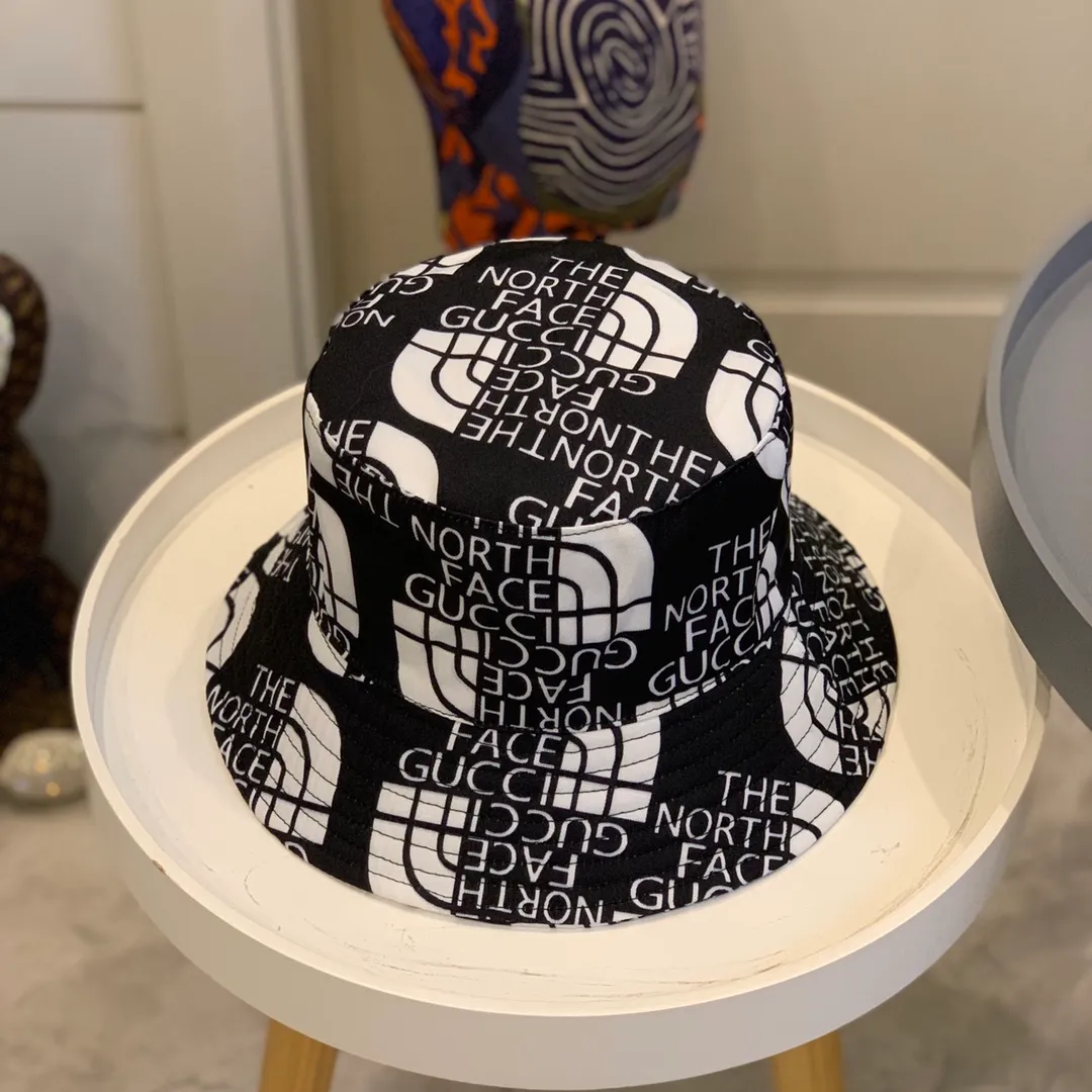 p80 GucciX TNF The North Face co-branded bucket hat. Nylon double-sided fisherman hat, which can be switched at will. It is listed as Gucci’s classic double-sided fisherman hat. The joint logo design is fashionable! Suitable for young and fashionable matching styles