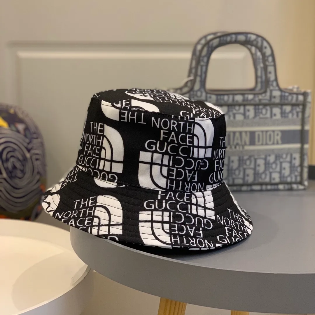 p80 GucciX TNF The North Face co-branded bucket hat. Nylon double-sided fisherman hat, which can be switched at will. It is listed as Gucci’s classic double-sided fisherman hat. The joint logo design is fashionable! Suitable for young and fashionable matching styles