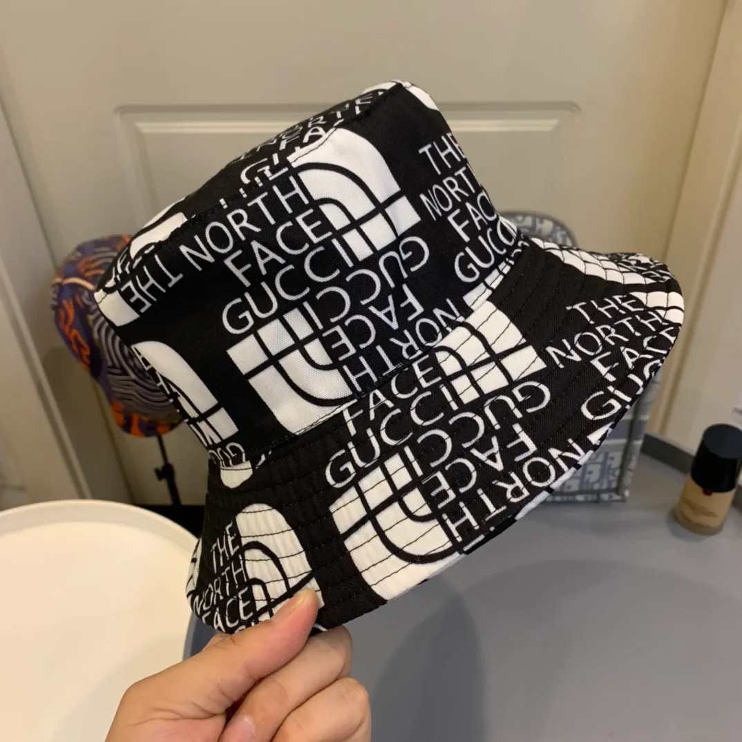 p80 GucciX TNF The North Face co-branded bucket hat. Nylon double-sided fisherman hat, which can be switched at will. It is listed as Gucci’s classic double-sided fisherman hat. The joint logo design is fashionable! Suitable for young and fashionable matching styles