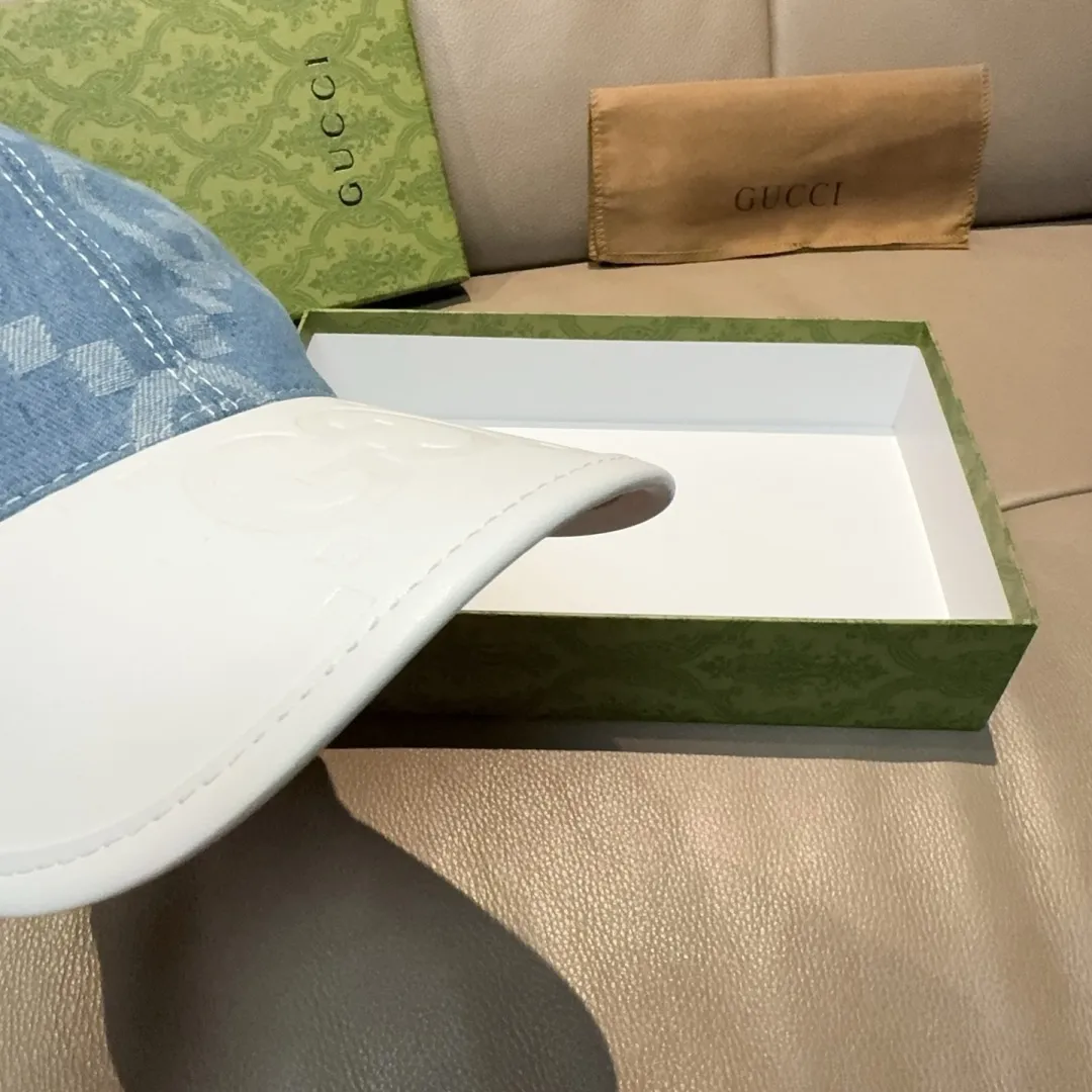 P90, Gucci (Gucci) new original baseball cap, large double G leather, best-selling model at the counter, 1:1 mold customization, original canvas fabric + first-layer cowhide, fashionable and handsome! The quality is great, the basic head circumference is 56cm, and the patch is adjustable.