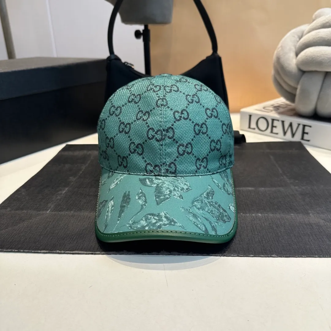 P90 Gucci's latest original baseball cap with wide webbing. 1:1 mold opening and customization at the counter, the highest version, original canvas fabric + first-layer cowhide, light and breathable! Photographed in real life, suitable for men and women in all seasons, basic head circumference 56cm, adjustable patches.