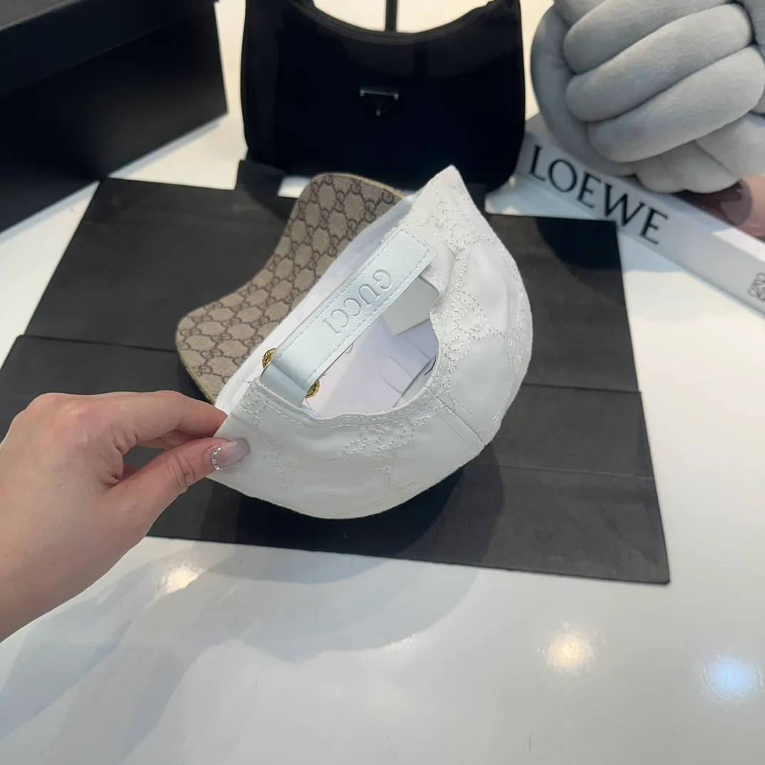 P56 New model shipped from the official website Gucci's latest original baseball cap, large double G, customized at the counter with 1:1 mold opening, light and breathable! Basic head circumference 56, adjustable patch