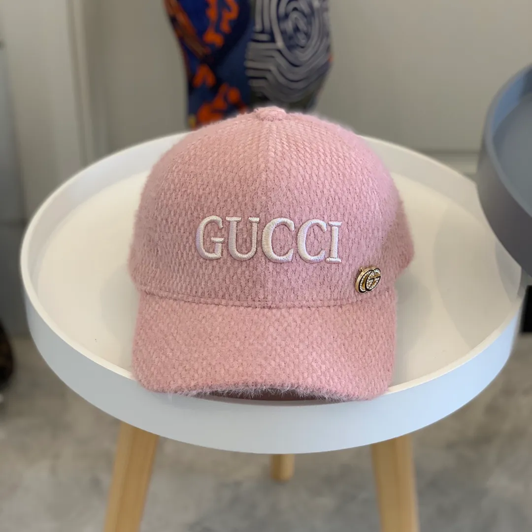P80 GUCCI rabbit down baseball cap. The same solid color knitted hat as the star, with delicate and soft texture and thick fabric!