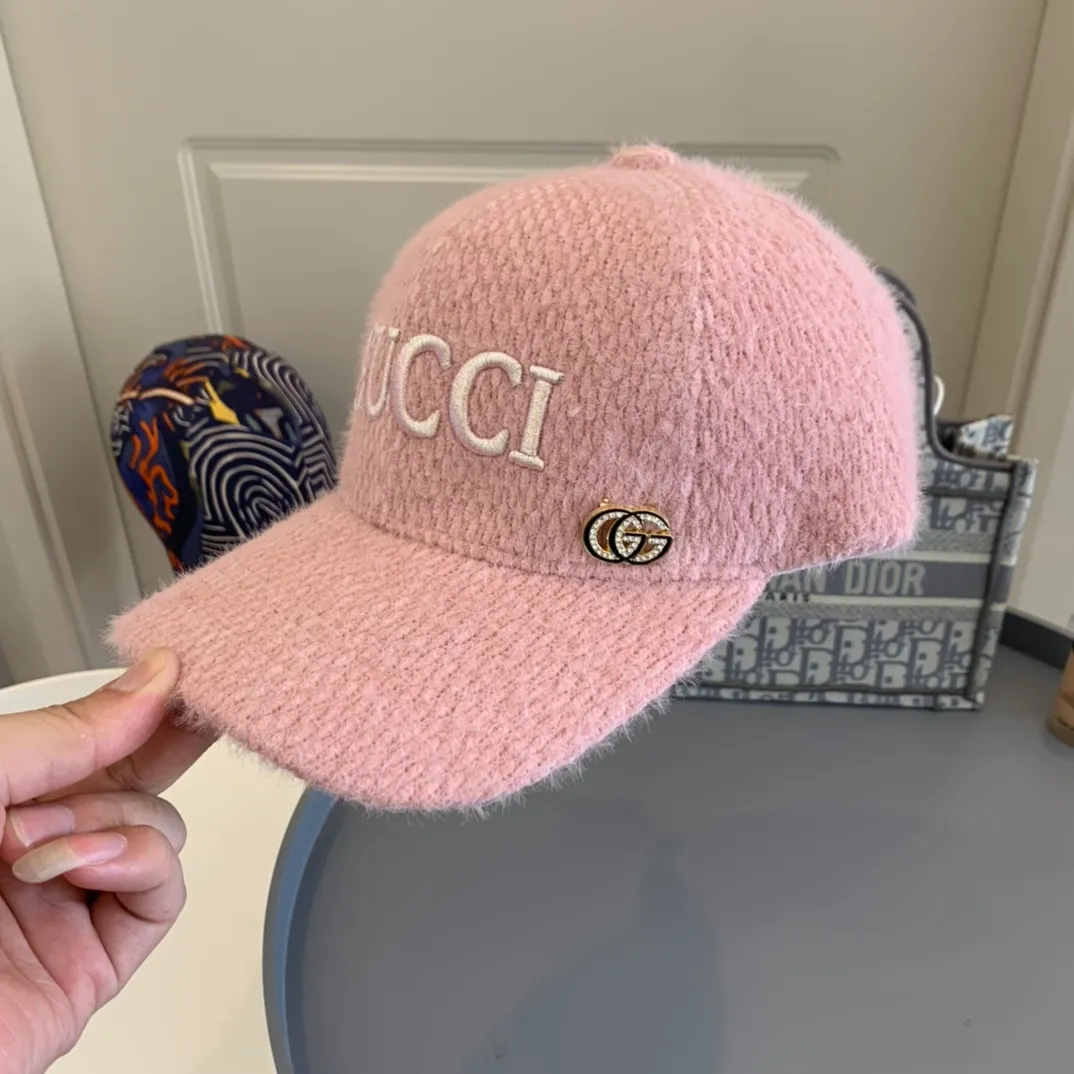 P80 GUCCI rabbit down baseball cap. The same solid color knitted hat as the star, with delicate and soft texture and thick fabric!