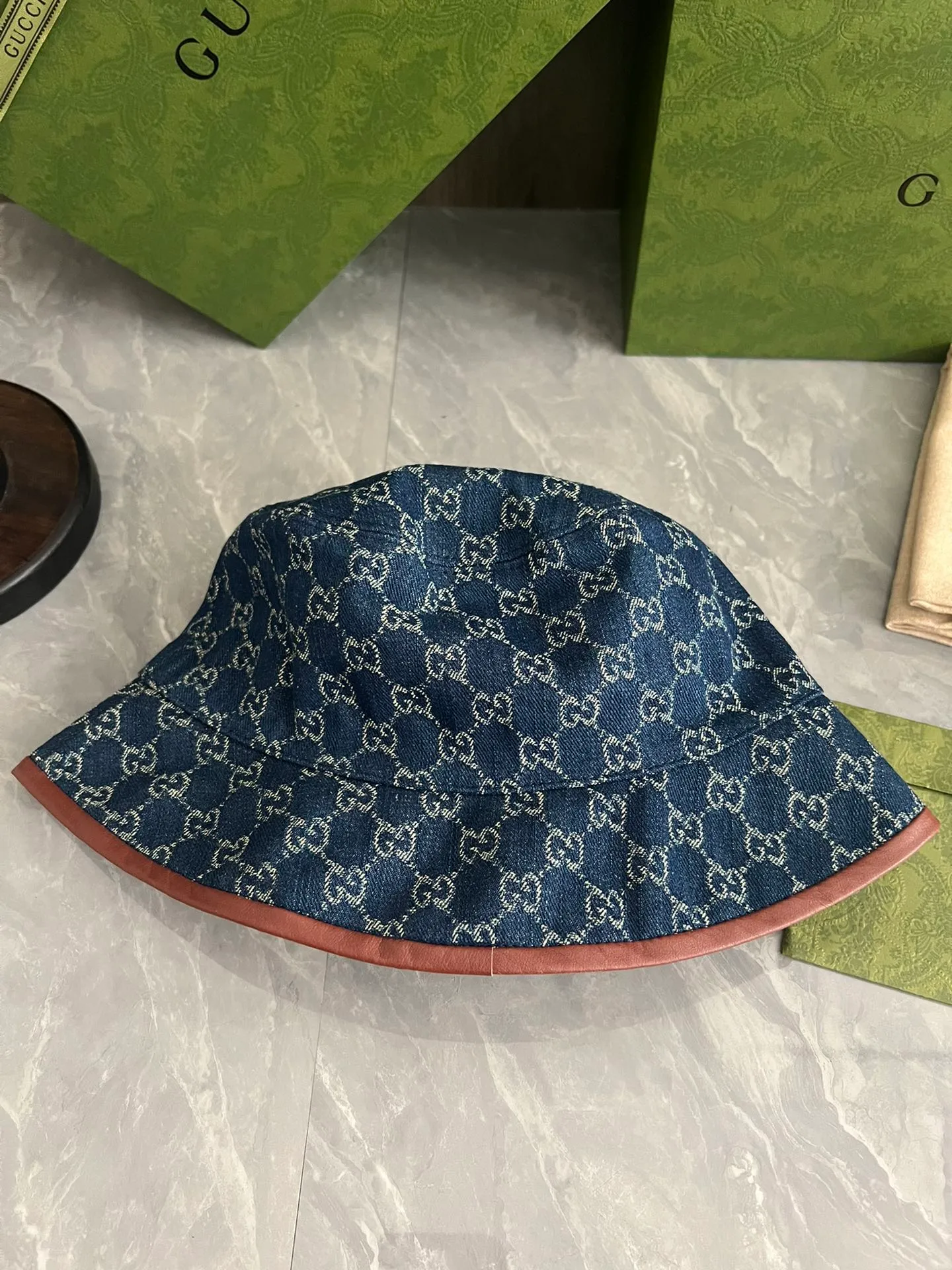 p100 Gu's new baseball cap This baseball cap is made of specially washed Double G jacquard denim fabric, exuding a retro style. Guc continues to explore the beloved denim fabric, using different designs and washes to reinterpret it, blurring the lines between vintage and modern. Blue and ivory double G jacquard denim fabric, hat body Gucci quelle qu'en soit la saison" label with new counter packaging 2016120