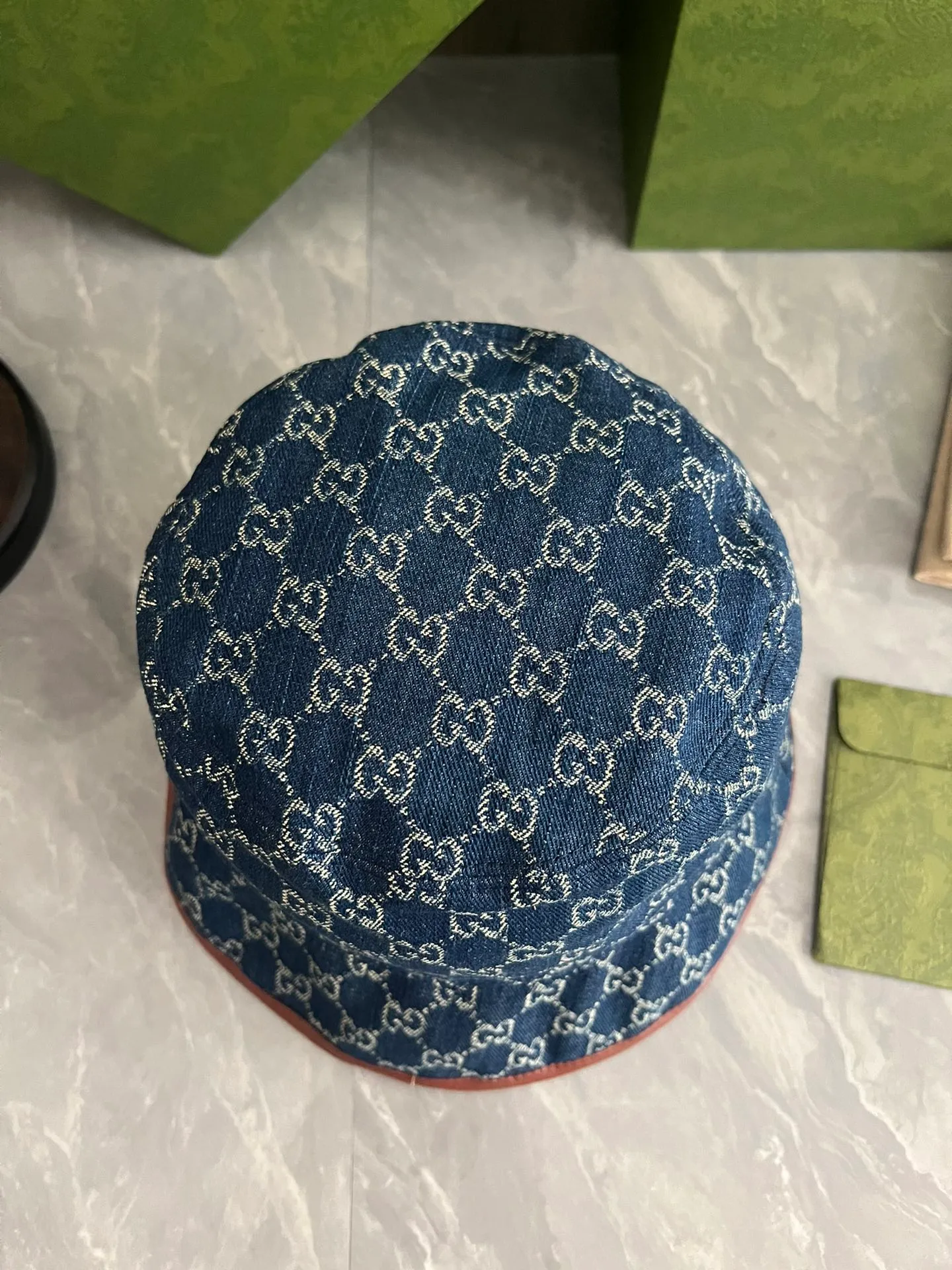 p100 Gu's new baseball cap This baseball cap is made of specially washed Double G jacquard denim fabric, exuding a retro style. Guc continues to explore the beloved denim fabric, using different designs and washes to reinterpret it, blurring the lines between vintage and modern. Blue and ivory double G jacquard denim fabric, hat body Gucci quelle qu'en soit la saison" label with new counter packaging 2016120