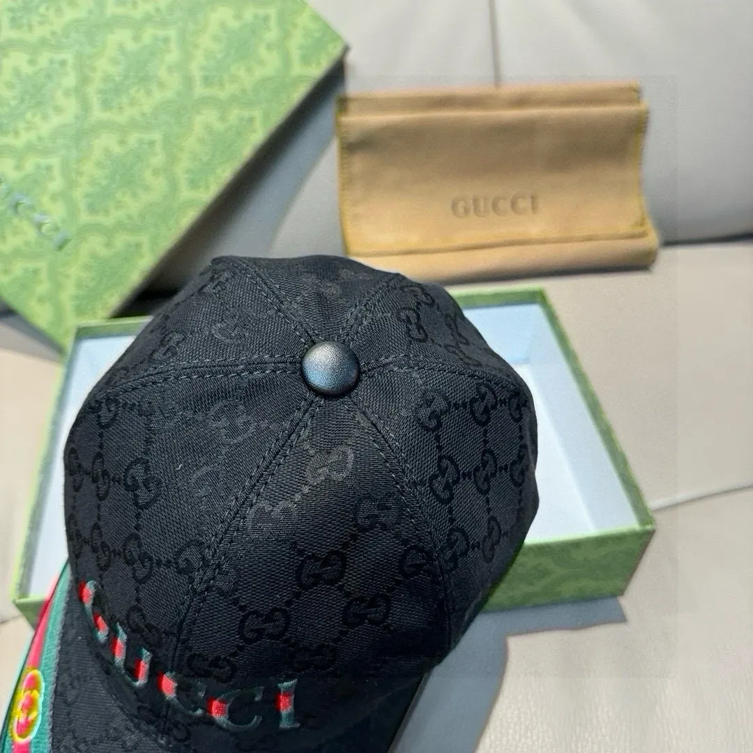 P90, Gucci's new original baseball cap, double G webbing. 1:1 mold customization, heavy embroidery, details comparable to those at counters, original canvas fabric + first layer cowhide, excellent quality! The first choice for handsome men and beautiful women, fashionable and versatile. The basic head circumference is 56cm, and the patch is adjustable.