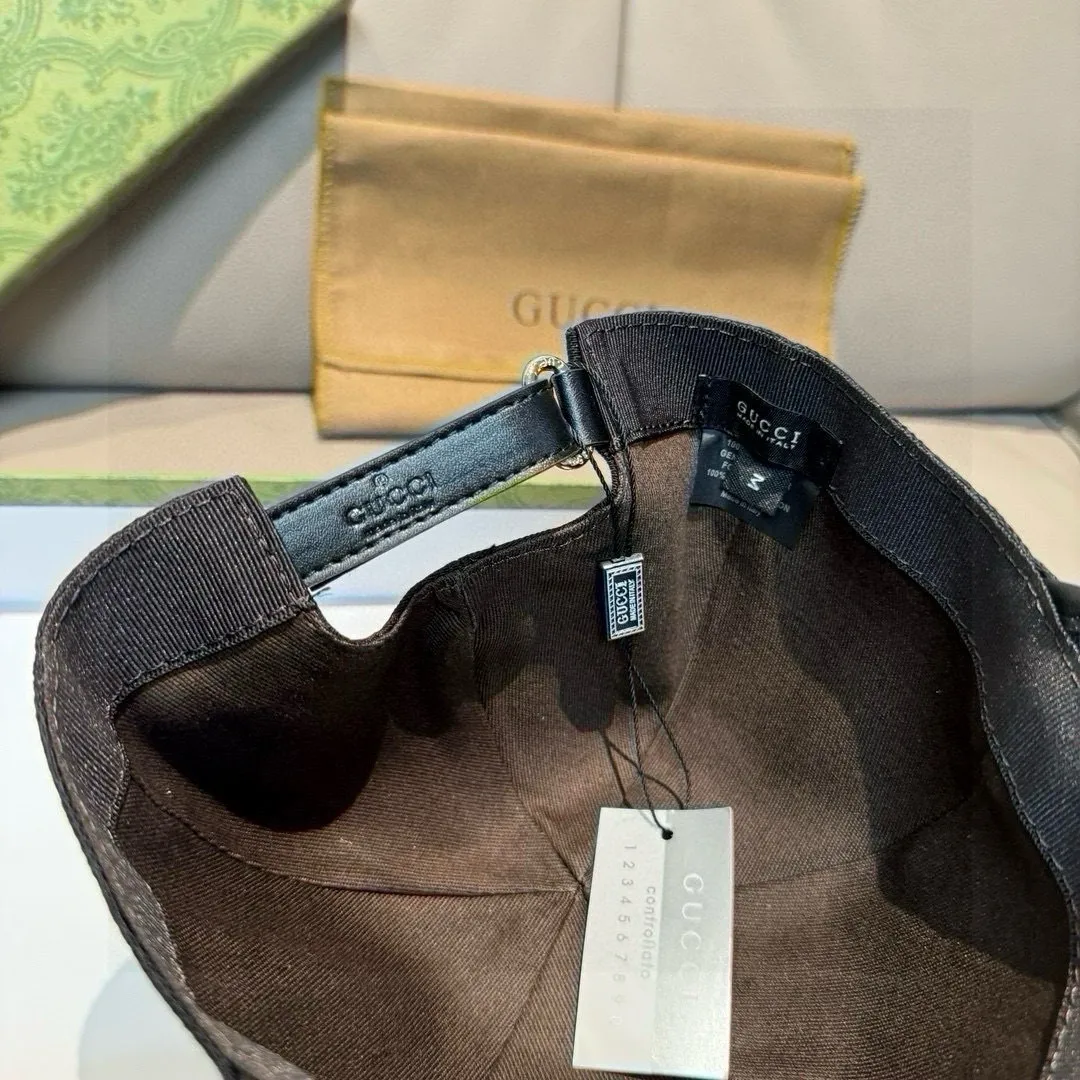 P90, Gucci's new original baseball cap, double G webbing. 1:1 mold customization, heavy embroidery, details comparable to those at counters, original canvas fabric + first layer cowhide, excellent quality! The first choice for handsome men and beautiful women, fashionable and versatile. The basic head circumference is 56cm, and the patch is adjustable.