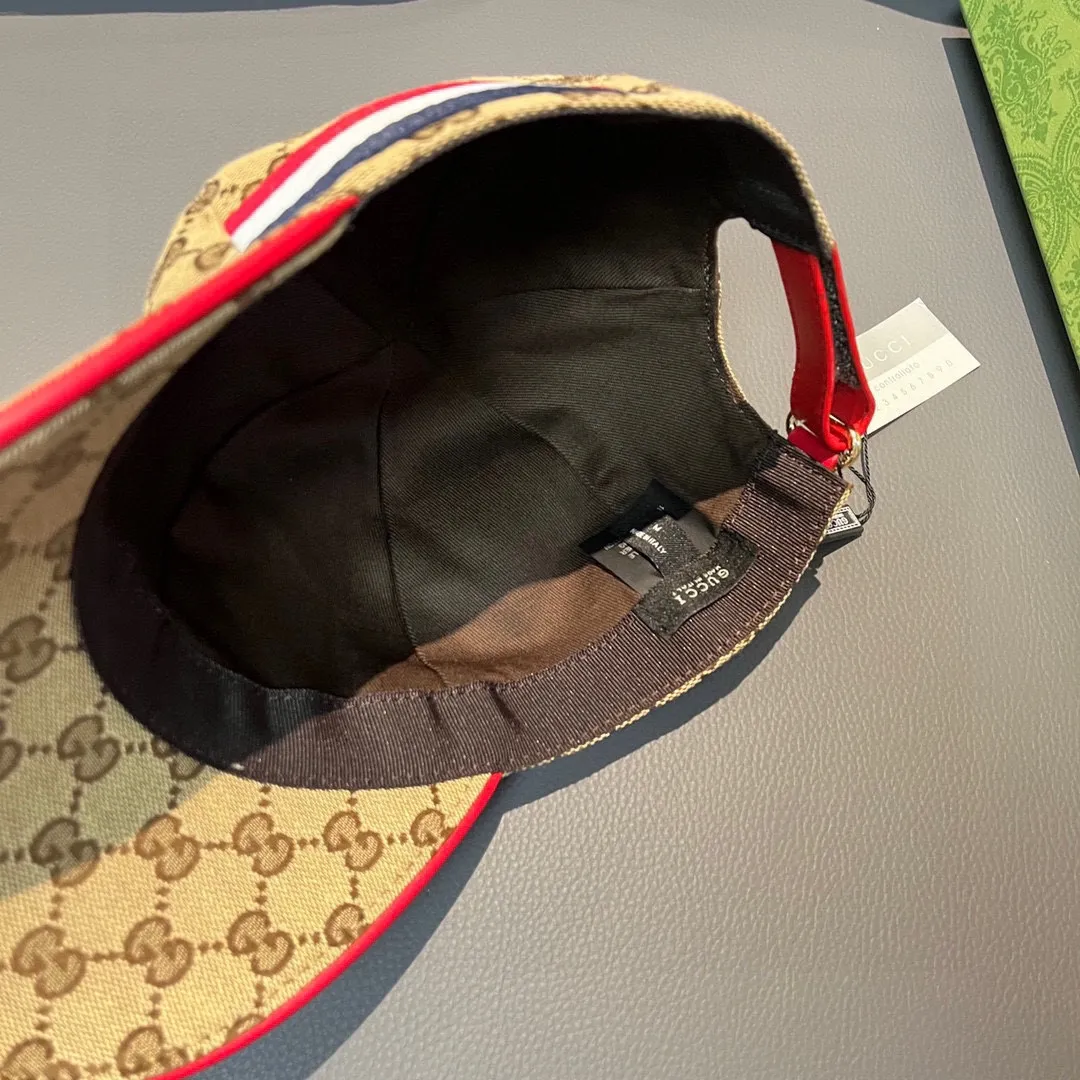 🉐️90 Comes with a box bag, Gucci's new original baseball cap, three-color webbing, 1:1 mold customization, original canvas fabric + first-layer cowhide, red leather edge, handsome and fashionable, popular for purchasing, versatile style for men and women, great quality! The basic head circumference is 56cm, and the patch is adjustable.