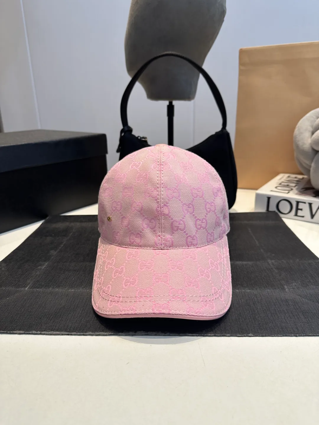 P90 Gucci (Gucci) new original baseball cap, metal small double G, the latest model at the counter, 1:1 mold opening and customization, genuine mold opening hardware, original canvas fabric + first layer of cowhide, original quality! The quality is great, the basic head circumference is 56cm, and the patch is adjustable.