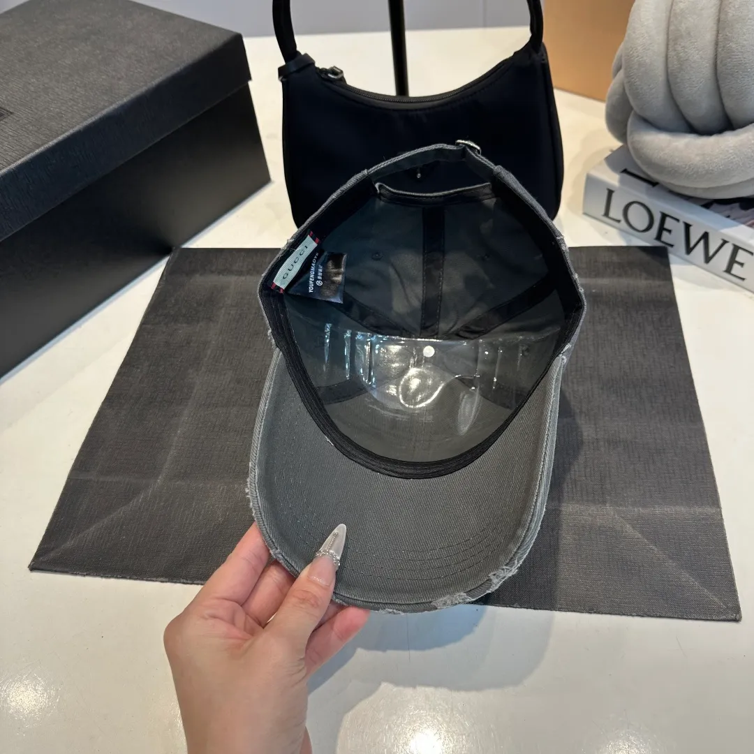 P60 GUCCI ripped baseball cap, the original quality is very popular, the craftsmanship is very exquisite, the atmosphere is high-end and classy! Low-key luxury, easy to carry! Running volume!