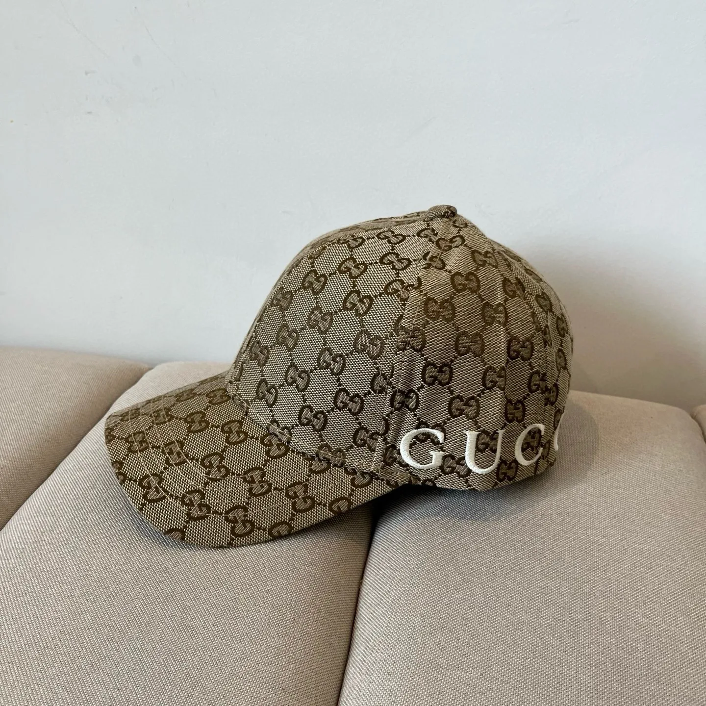 P60 Gucci Baseball Cap♥️GUCCI🧢New product from the official website, baseball cap, original quality, very popular 🔥🎩 The craftsmanship is very exquisite, high-end and classy! Low-key luxury, easy to carry! Running volume!