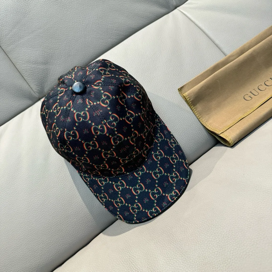 P90 new model shipped, Gucci (Gucci) new original baseball cap, double G insect print, counter 1:1, imported canvas + first layer cowhide, popular for purchasing, versatile style for men and women, great quality! The basic head circumference is 56cm, and the patch is adjustable.