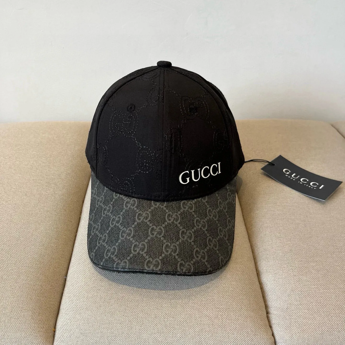 P60 Gucci Baseball Cap♥️GUCCI🧢New product from the official website, baseball cap, original quality, very popular 🔥🎩 The craftsmanship is very exquisite, high-end and classy! Low-key luxury, easy to carry! Running volume!