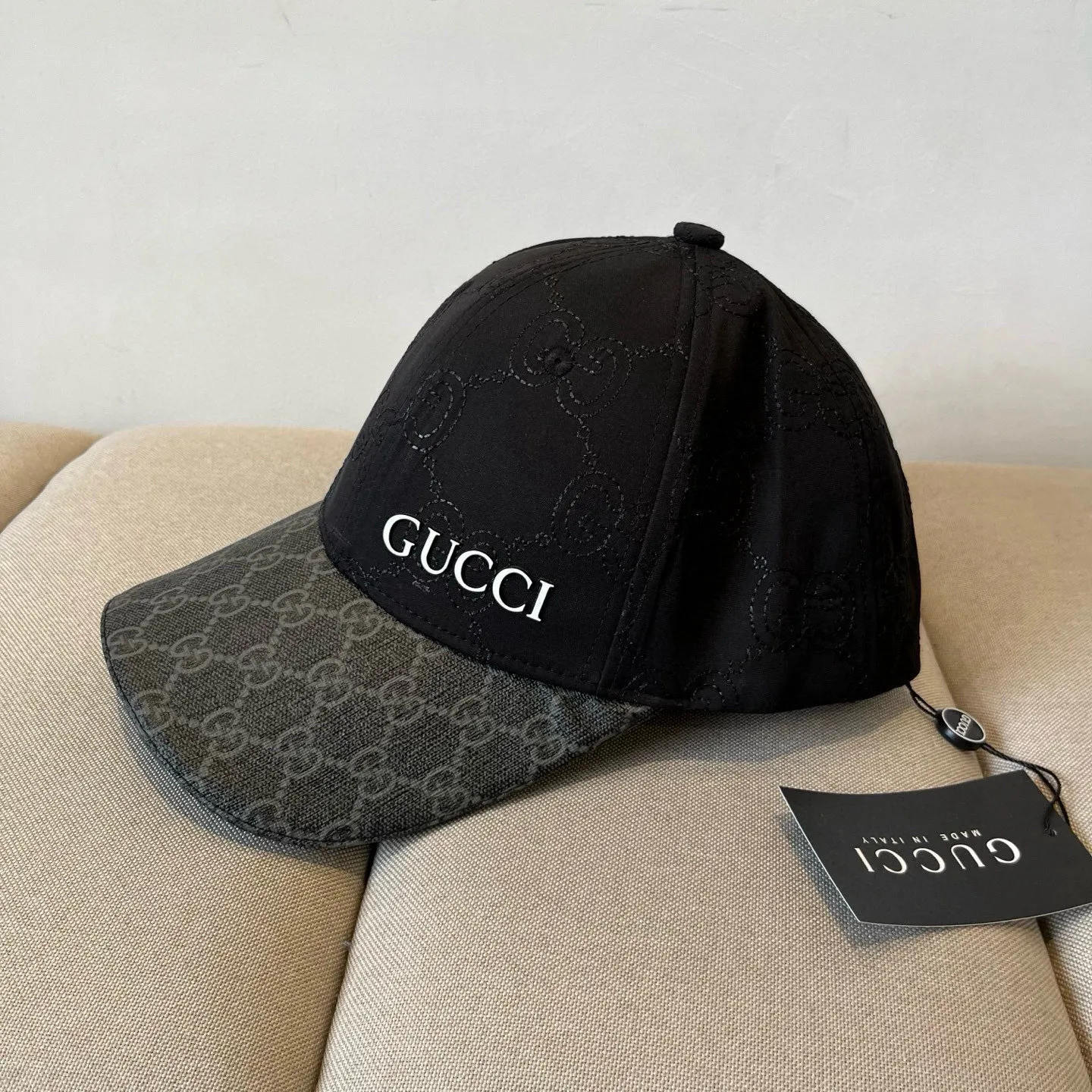 P60 Gucci Baseball Cap♥️GUCCI🧢New product from the official website, baseball cap, original quality, very popular 🔥🎩 The craftsmanship is very exquisite, high-end and classy! Low-key luxury, easy to carry! Running volume!