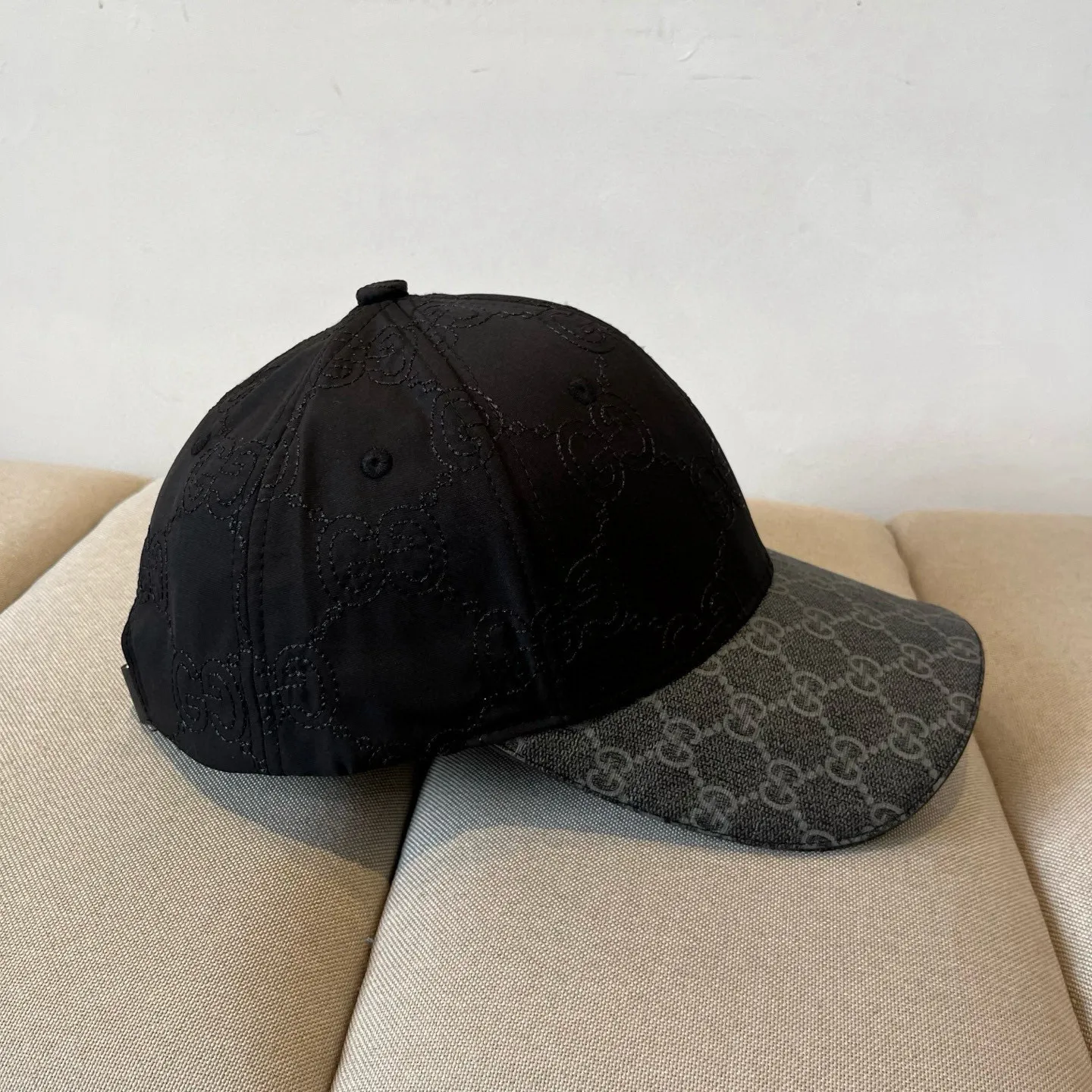 P60 Gucci Baseball Cap♥️GUCCI🧢New product from the official website, baseball cap, original quality, very popular 🔥🎩 The craftsmanship is very exquisite, high-end and classy! Low-key luxury, easy to carry! Running volume!