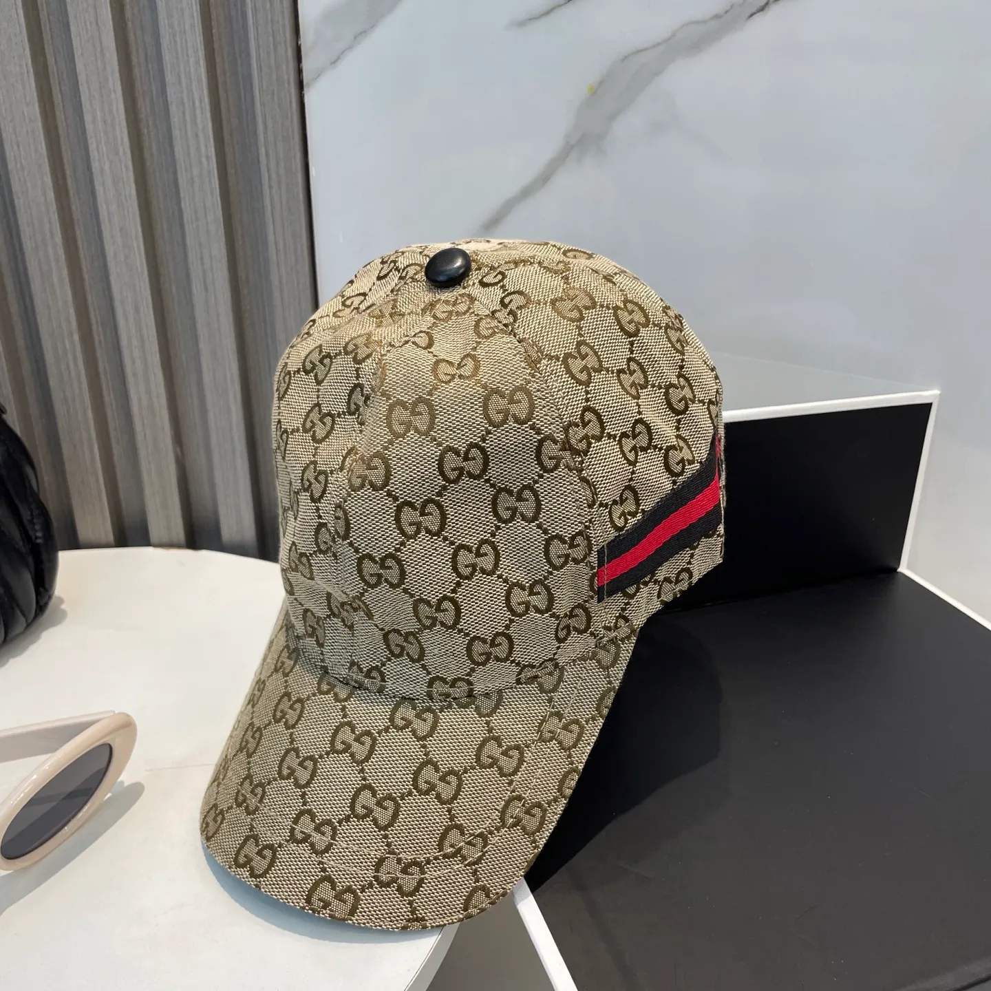 P60 Gucci (Gucci) classic original baseball cap😍Customized with 1:1 mold opening at the counter, the highest version, the original canvas is light and breathable! Photographed in real life, suitable for men and women in all seasons, basic head circumference 56cm, adjustable patches.