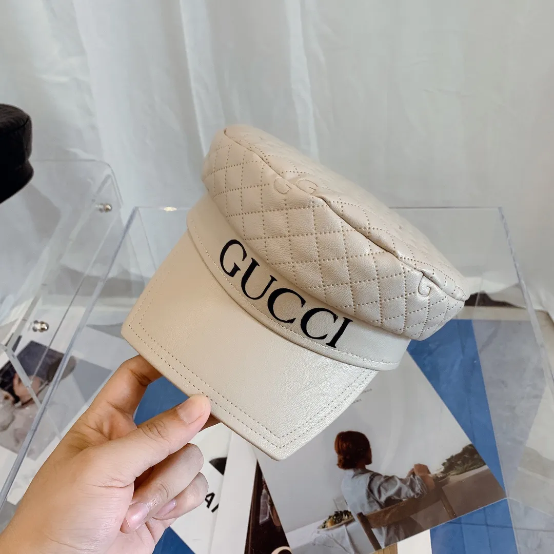P90 GUCCI 21 new leather military cap, high-quality artificial leather imitation washed lambskin. It feels great and has simple and perfect lines. It is the new favorite of fashionistas! The concave shape is incomparably beautiful! Material: 100% artificial leather Head circumference: 58Cm