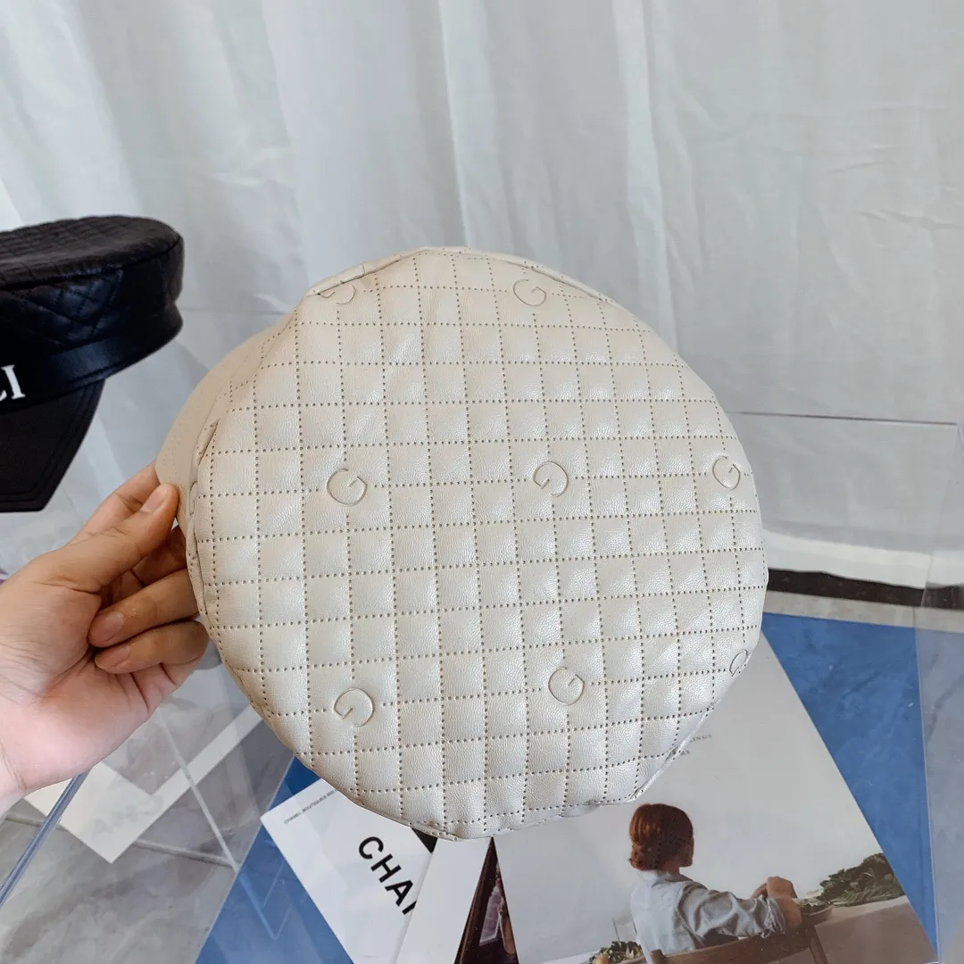 P90 GUCCI 21 new leather military cap, high-quality artificial leather imitation washed lambskin. It feels great and has simple and perfect lines. It is the new favorite of fashionistas! The concave shape is incomparably beautiful! Material: 100% artificial leather Head circumference: 58Cm
