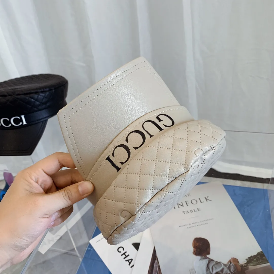 P90 GUCCI 21 new leather military cap, high-quality artificial leather imitation washed lambskin. It feels great and has simple and perfect lines. It is the new favorite of fashionistas! The concave shape is incomparably beautiful! Material: 100% artificial leather Head circumference: 58Cm