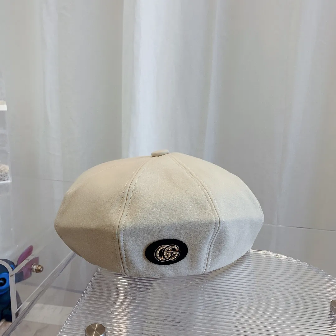 P80 Gucci's new frosted leather octagonal beret is the most essential and versatile item for early autumn, full of literary style! Casual and casual, wearing your hair casually, with the blessing of an octagonal hat, your look is instantly effective! Even if I'm lazy and don't wash my hair occasionally, Bailey is also my best partner!