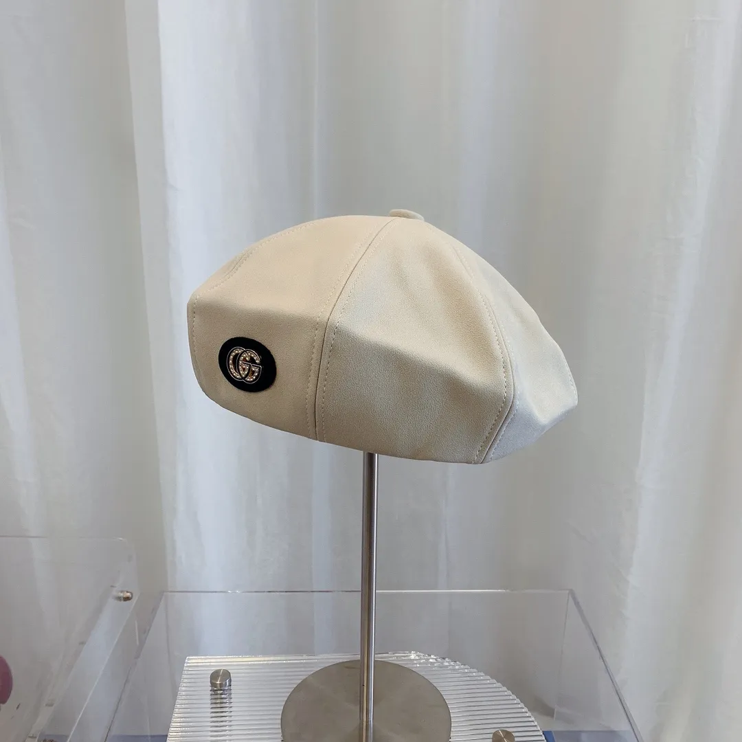 P80 Gucci's new frosted leather octagonal beret is the most essential and versatile item for early autumn, full of literary style! Casual and casual, wearing your hair casually, with the blessing of an octagonal hat, your look is instantly effective! Even if I'm lazy and don't wash my hair occasionally, Bailey is also my best partner!