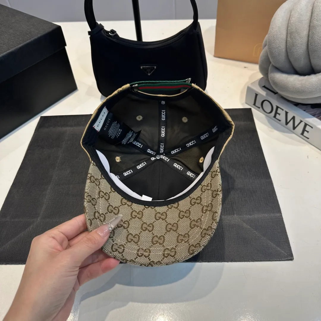 P56 Gucci Baseball Cap♥️GUCCI🧢New product from the official website, baseball cap, original quality, hot arrival 🔥🎩 The craftsmanship is very exquisite, high-end and classy! Low-key luxury, easy to carry! Running volume!