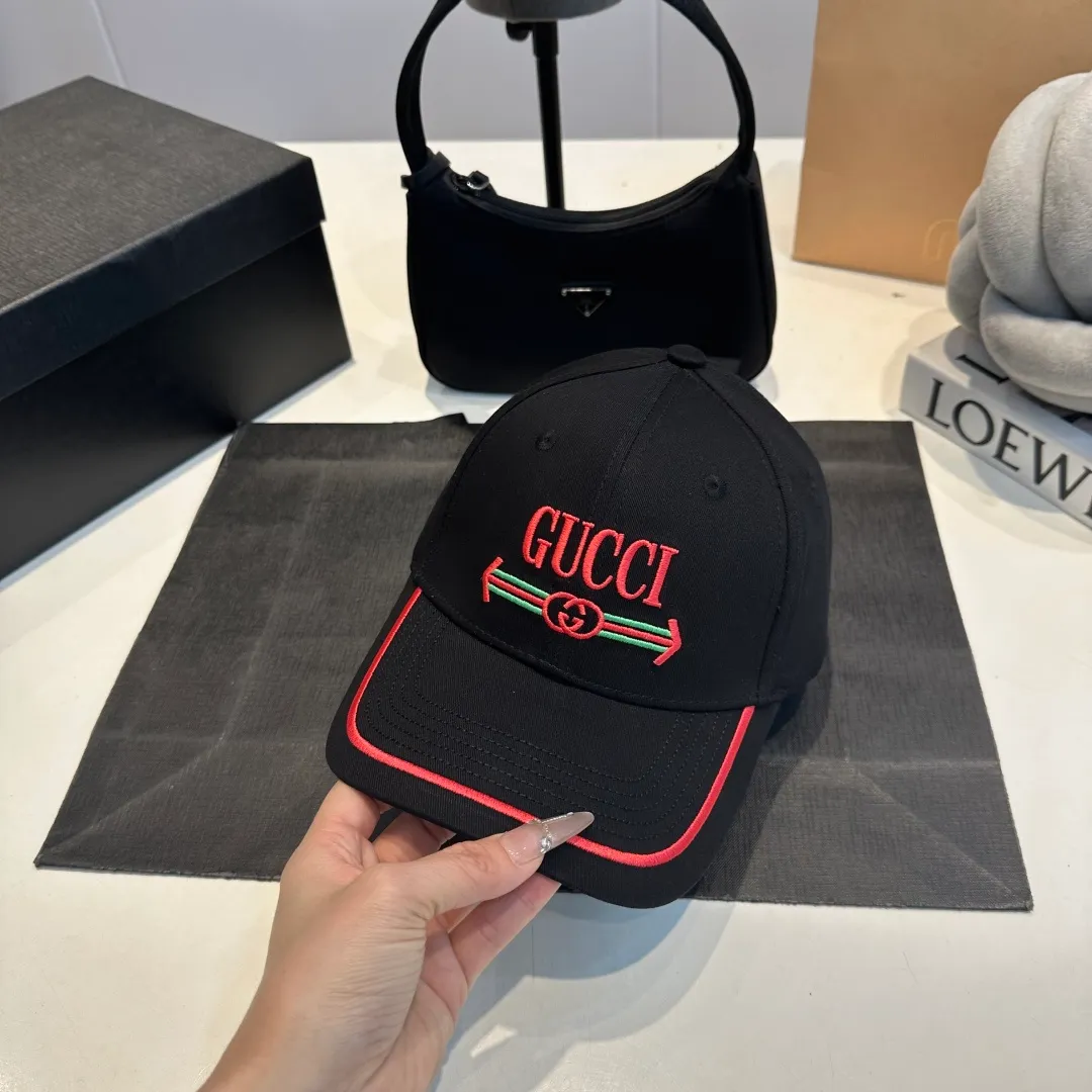 P56 Gucci Baseball Cap GUCCI official website new product, baseball cap, original quality is very popular, the workmanship is very exquisite, high-end atmosphere and class! Low-key luxury, easy to carry! Running volume!