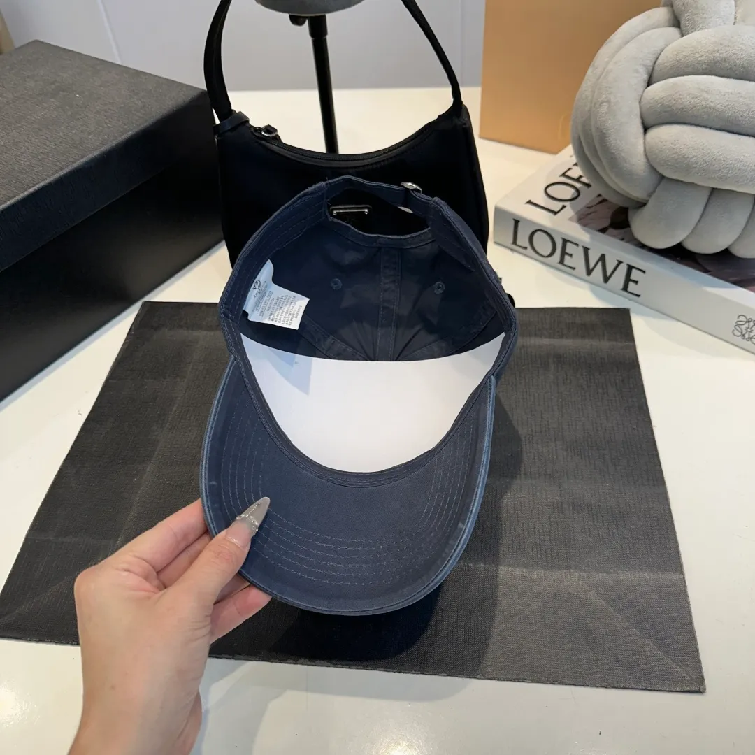 P60 Gucci Baseball Cap GUCCI official website new product, baseball cap, original quality is very popular. The craftsmanship is very exquisite, high-end and classy! Low-key luxury, easy to carry! Running volume!