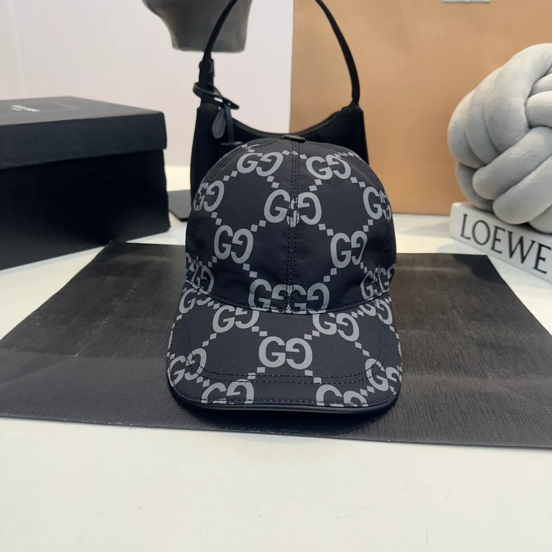 P80 Gucci (Gucci) new spring and summer original baseball cap, logo webbing, 1:1 mold customization, original canvas fabric + first-layer cowhide, popular purchasing agent, versatile style for men and women, great quality! The basic head circumference is 56cm, and the patch is adjustable.