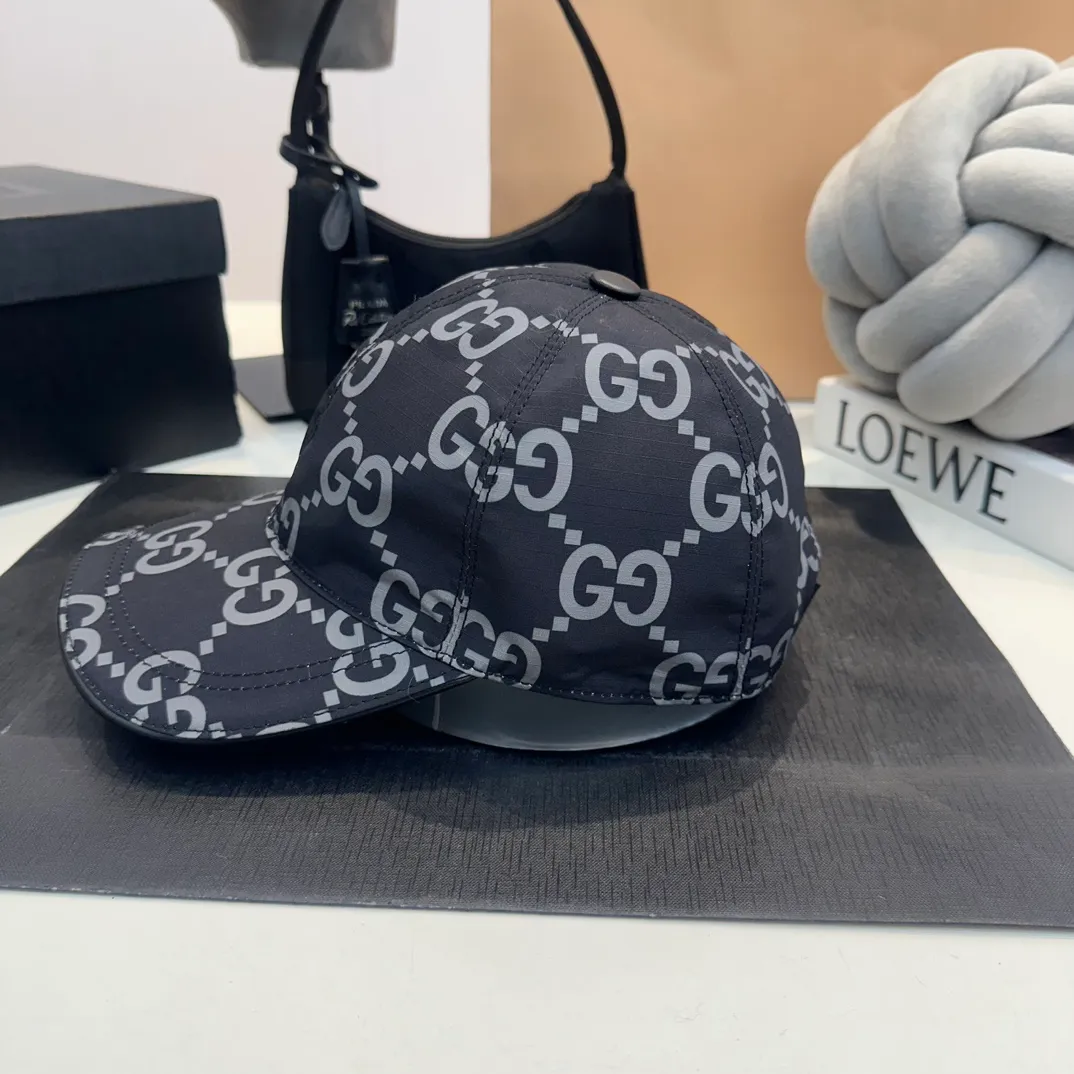 P80 Gucci (Gucci) new spring and summer original baseball cap, logo webbing, 1:1 mold customization, original canvas fabric + first-layer cowhide, popular purchasing agent, versatile style for men and women, great quality! The basic head circumference is 56cm, and the patch is adjustable.