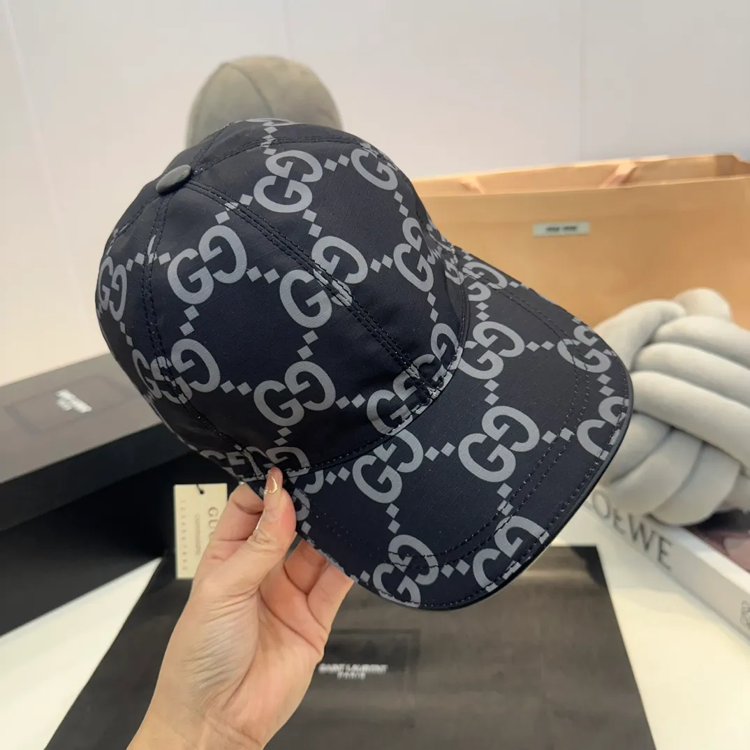 P80 Gucci (Gucci) new spring and summer original baseball cap, logo webbing, 1:1 mold customization, original canvas fabric + first-layer cowhide, popular purchasing agent, versatile style for men and women, great quality! The basic head circumference is 56cm, and the patch is adjustable.