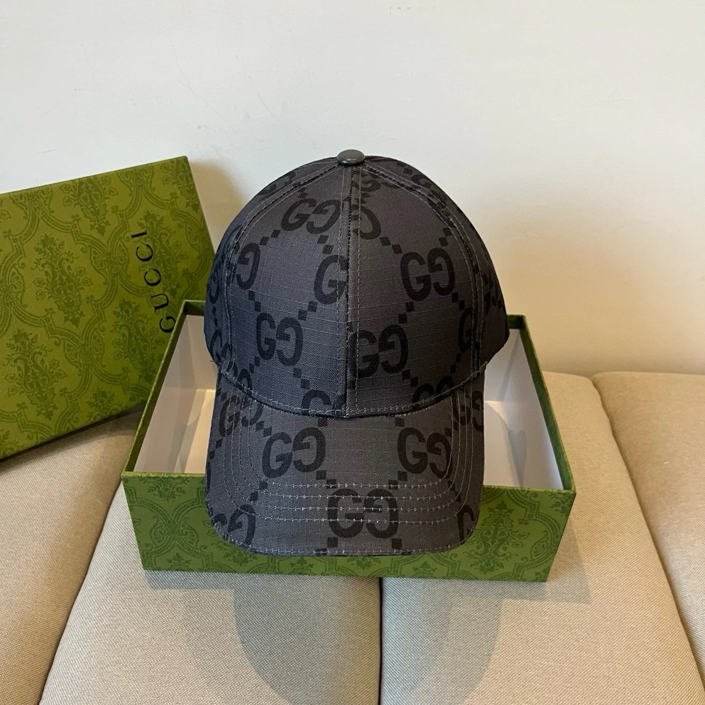 P60 Gucci Baseball Cap♥️GUCCI🧢New product from the official website, baseball cap, original quality, very popular 🔥🎩 The craftsmanship is very exquisite, high-end and classy! Low-key luxury, easy to carry! Running volume!