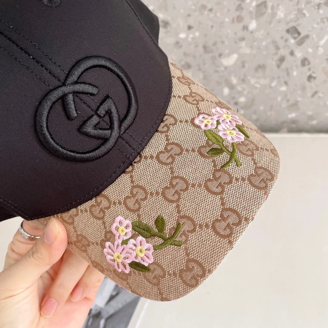 P60 Gucci Gucci high-end mesh hat! The latest model! Fashion trend, high-end workmanship! Every hat is made with care! Extraordinary quality, details are also very important. Genuine leather cap nails, genuine leather adjustment strap! Classic jacquard fabric paired with original mesh and pure cotton sweatband, more breathable, sweat-absorbent and sun-protective.