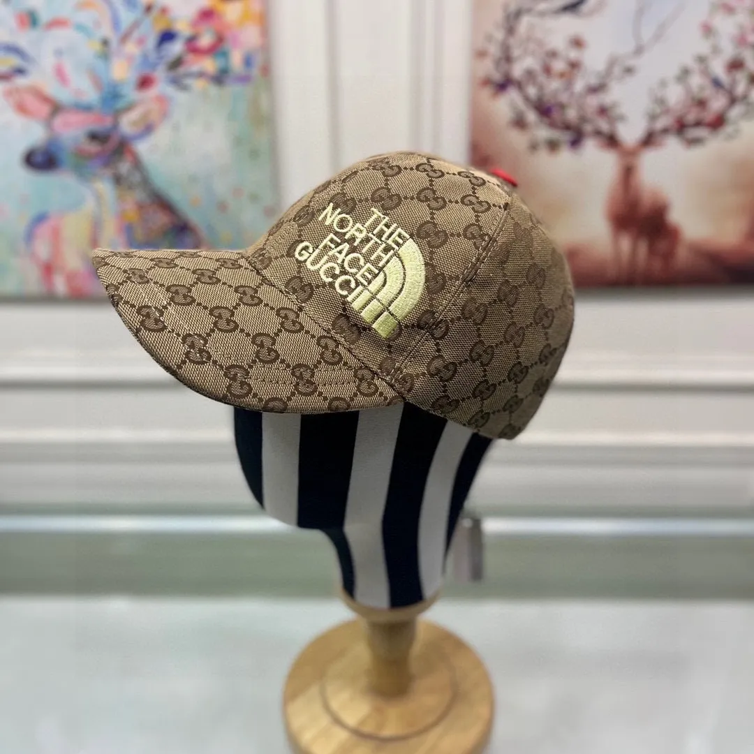 🉐100 Comes with box bag, new original Gucci baseball cap, North Face embroidery! Counter 1:1, imported canvas + first-layer cowhide, popular for purchasing, versatile style for men and women, great quality! The basic head circumference is 56cm, and the patch is adjustable.
