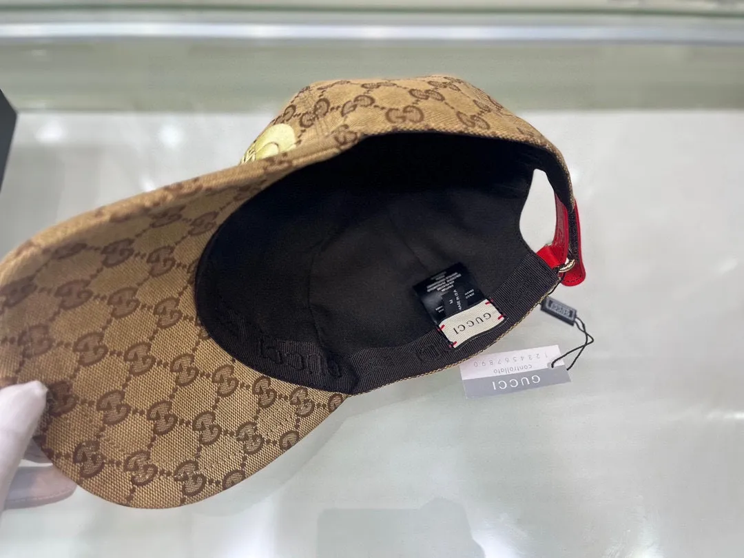 🉐100 Comes with box bag, new original Gucci baseball cap, North Face embroidery! Counter 1:1, imported canvas + first-layer cowhide, popular for purchasing, versatile style for men and women, great quality! The basic head circumference is 56cm, and the patch is adjustable.